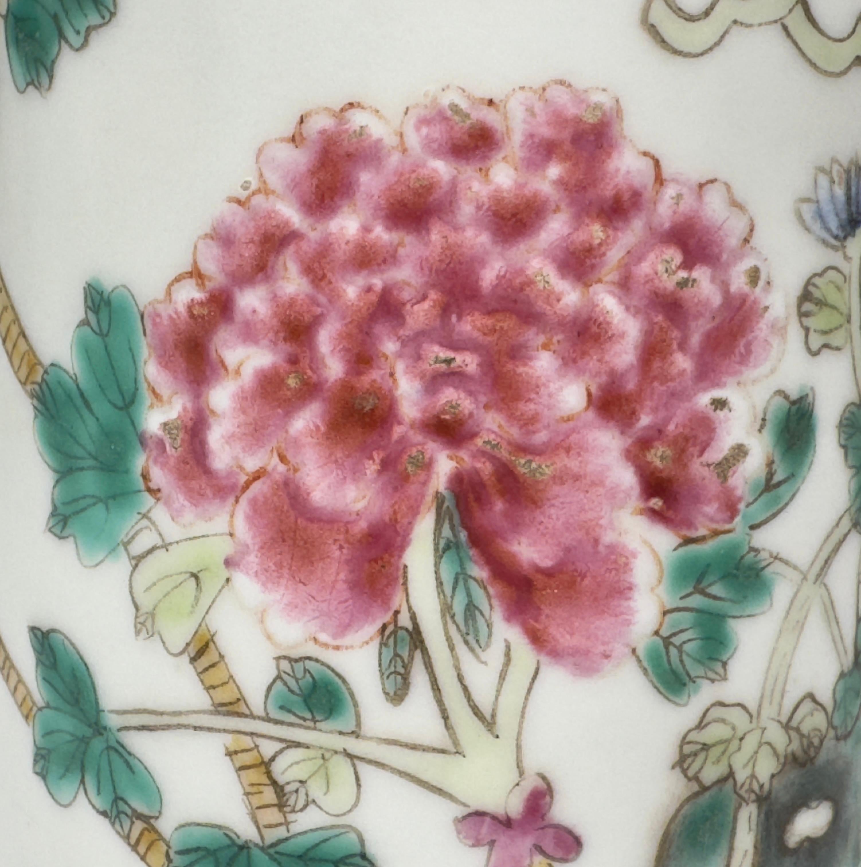 Vaso a manica Famille Rose Hongxian con fiori, periodo Repubblica in vendita 5