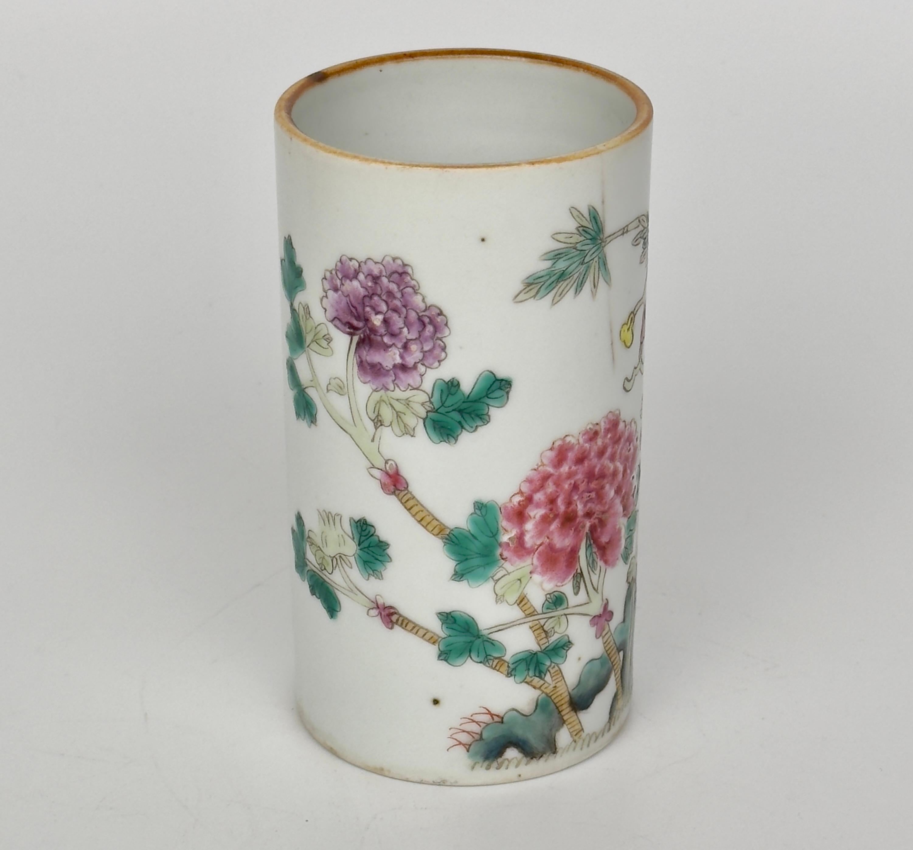 Vaso a manica Famille Rose Hongxian con fiori, periodo Repubblica in vendita 7