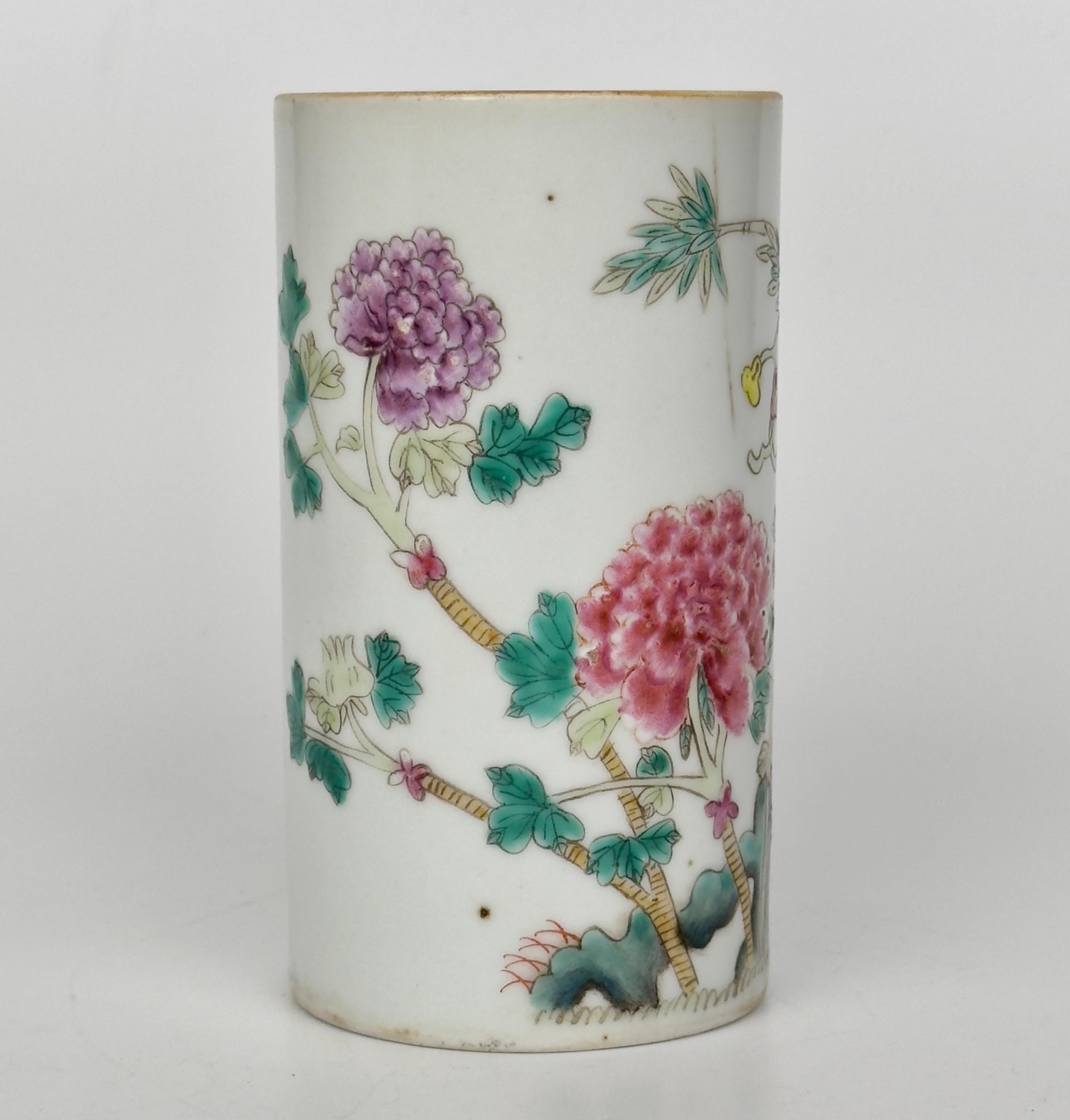 Uno splendido vaso Famille Rose cinese del XX secolo, noto anche come cappelliera, risalente al periodo della Repubblica, è ornato da un dettagliato marchio Hongxian sul fondo. Questo vaso presenta squisite decorazioni di fiori e pipistrelli,