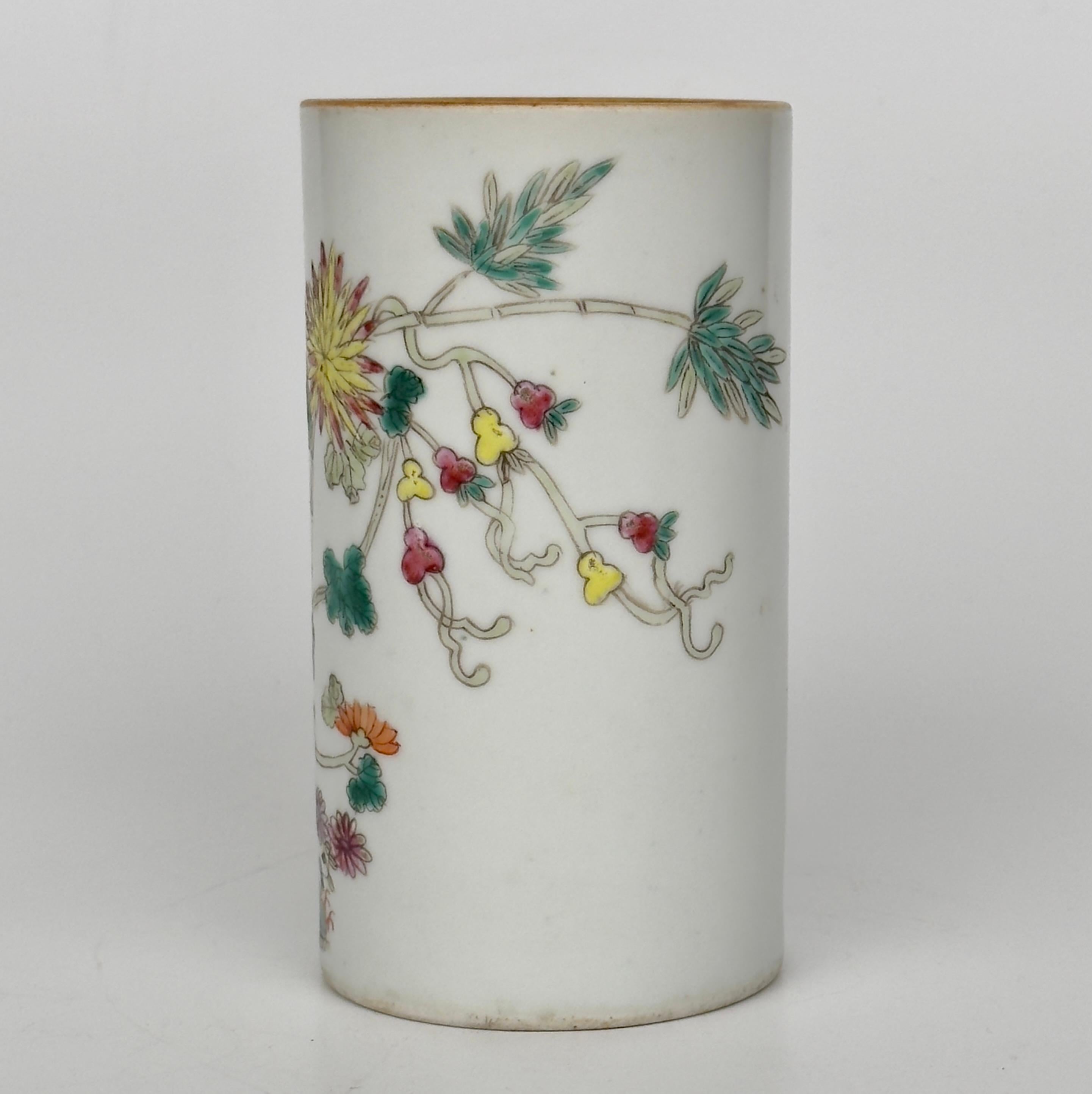 Qing Vaso a manica Famille Rose Hongxian con fiori, periodo Repubblica in vendita