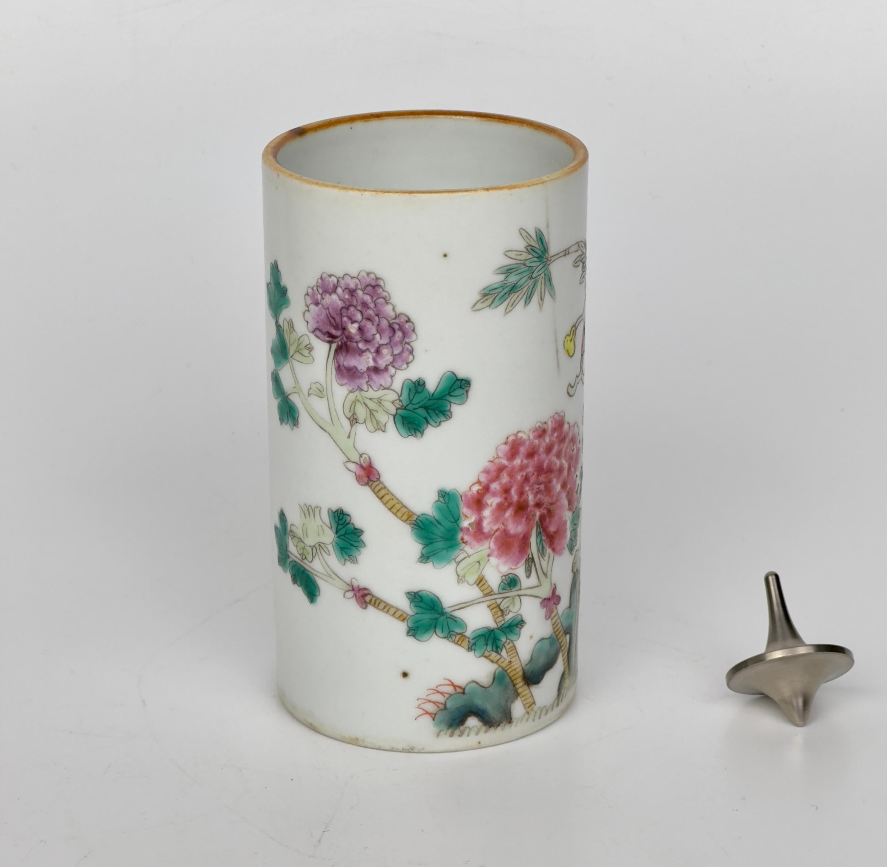 Hong Kong Vaso a manica Famille Rose Hongxian con fiori, periodo Repubblica in vendita