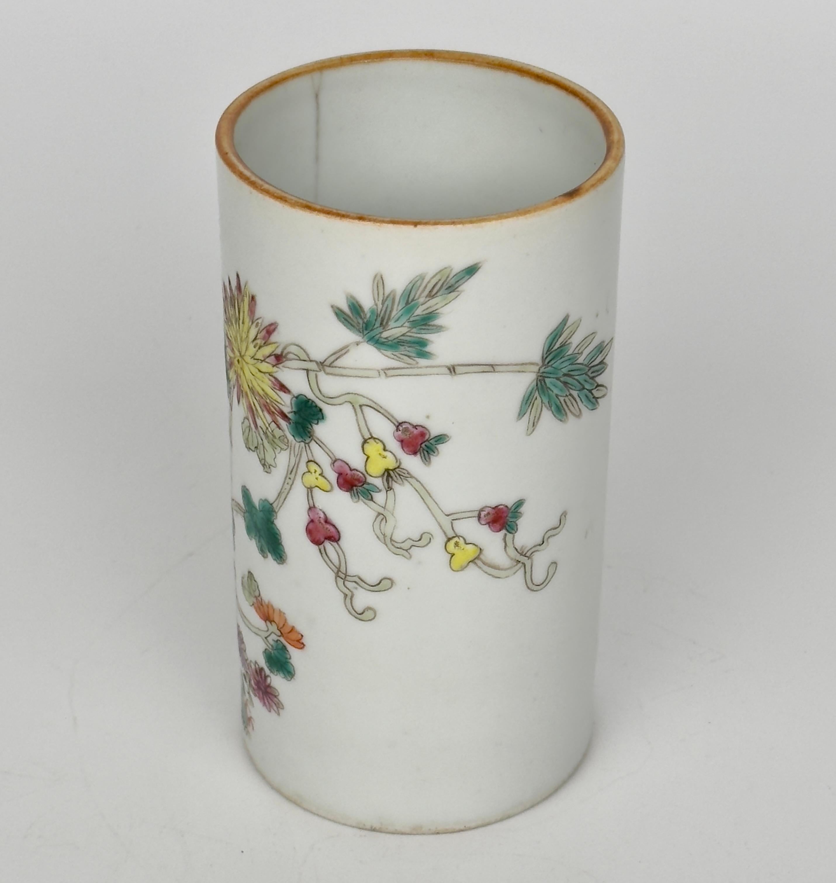Vaso a manica Famille Rose Hongxian con fiori, periodo Repubblica In condizioni buone in vendita a seoul, KR