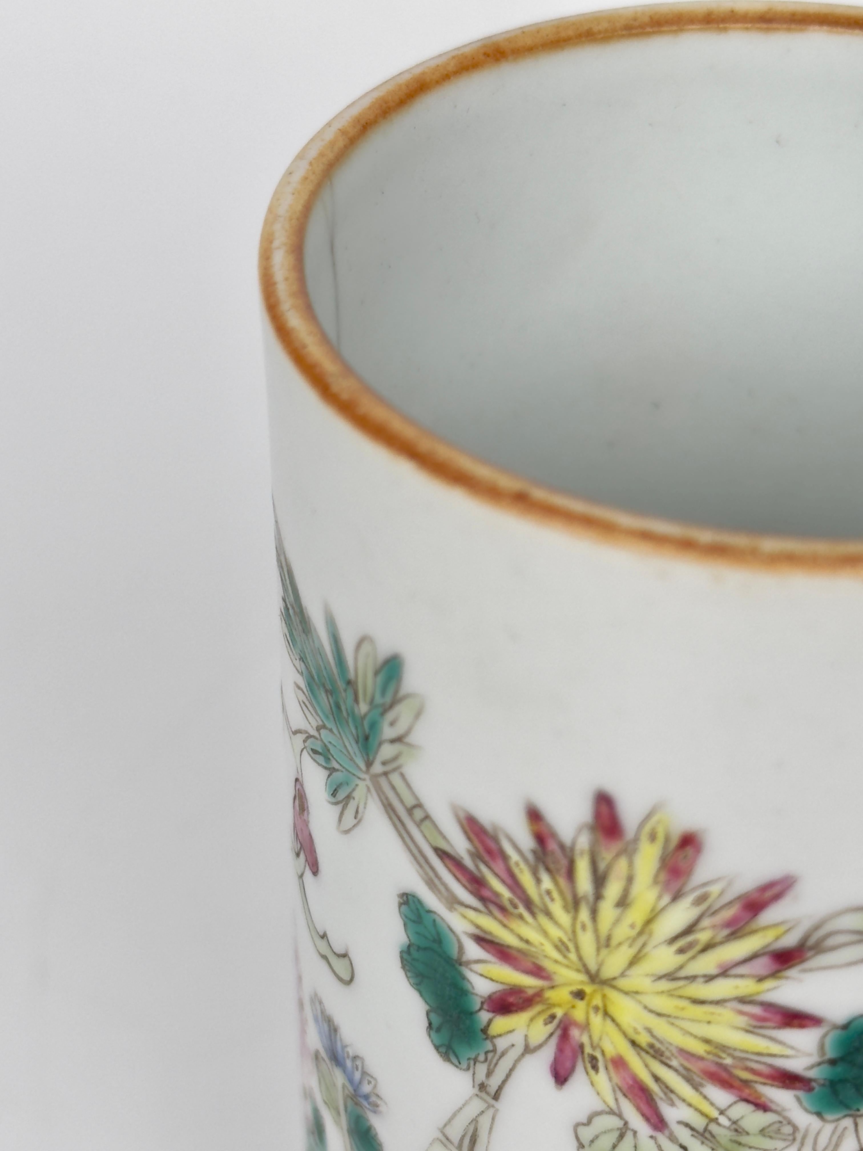 XX secolo Vaso a manica Famille Rose Hongxian con fiori, periodo Repubblica in vendita