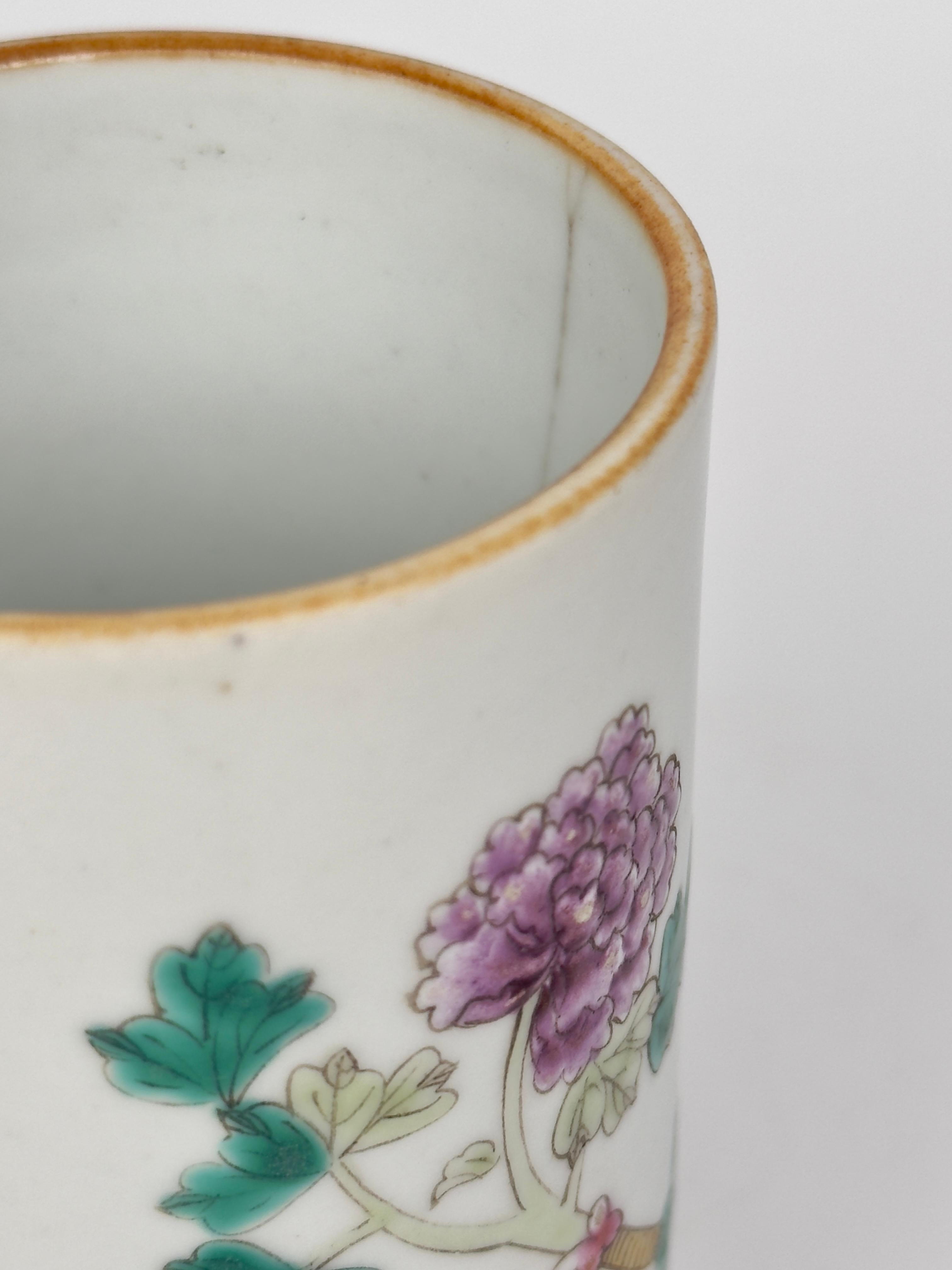 Vaso a manica Famille Rose Hongxian con fiori, periodo Repubblica in vendita 1