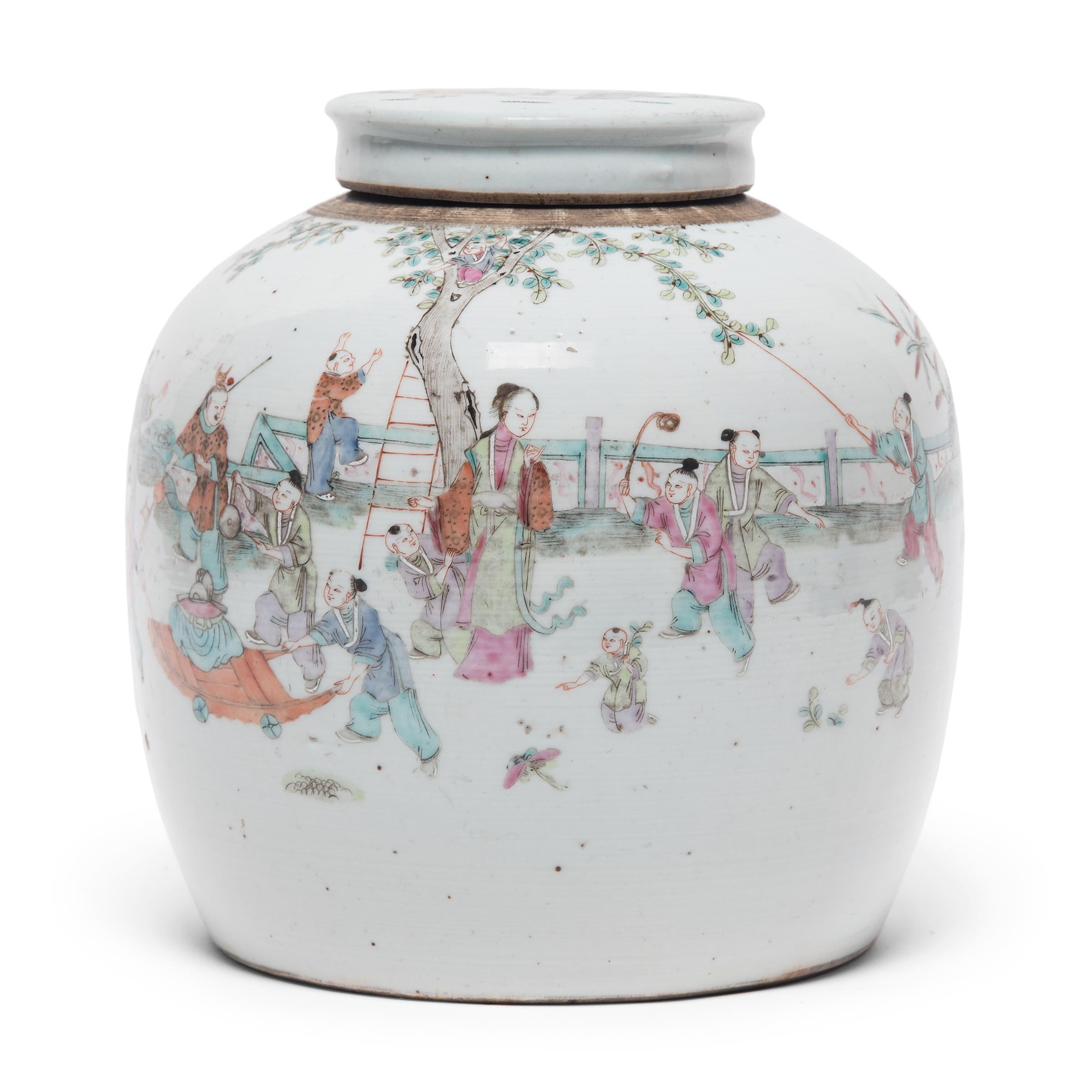 JAR de la famille rose de Chine avec des garçons en train de jouer, C.C. 1900