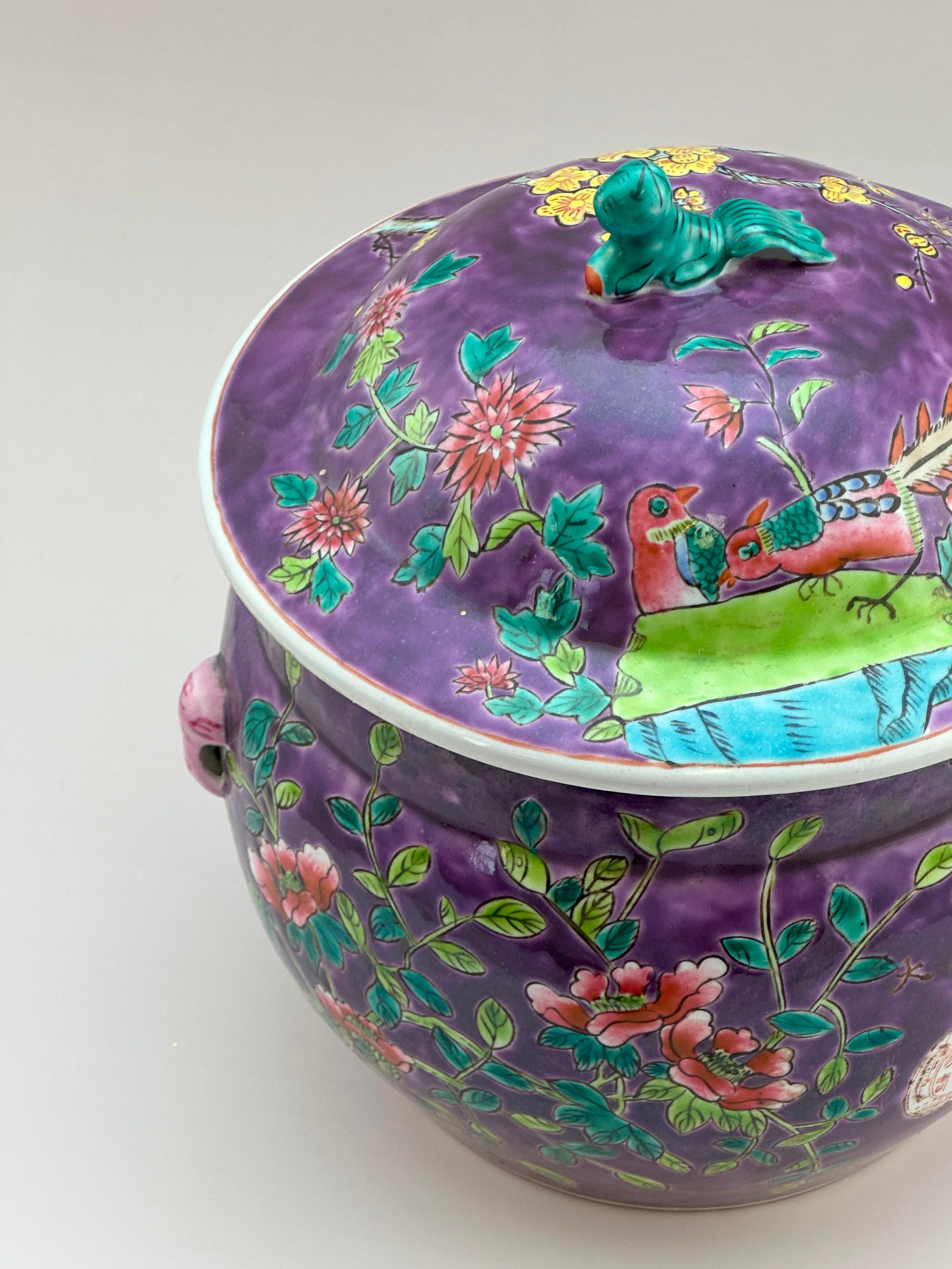 Questo vaso cinese famille rose kamcheng è un bell'esempio di porcellana del tardo stile Qing, realizzato nel vivace stile Dayazhai intorno alla metà del XX secolo. Il kamcheng, un termine cinese dello Stretto che significa 