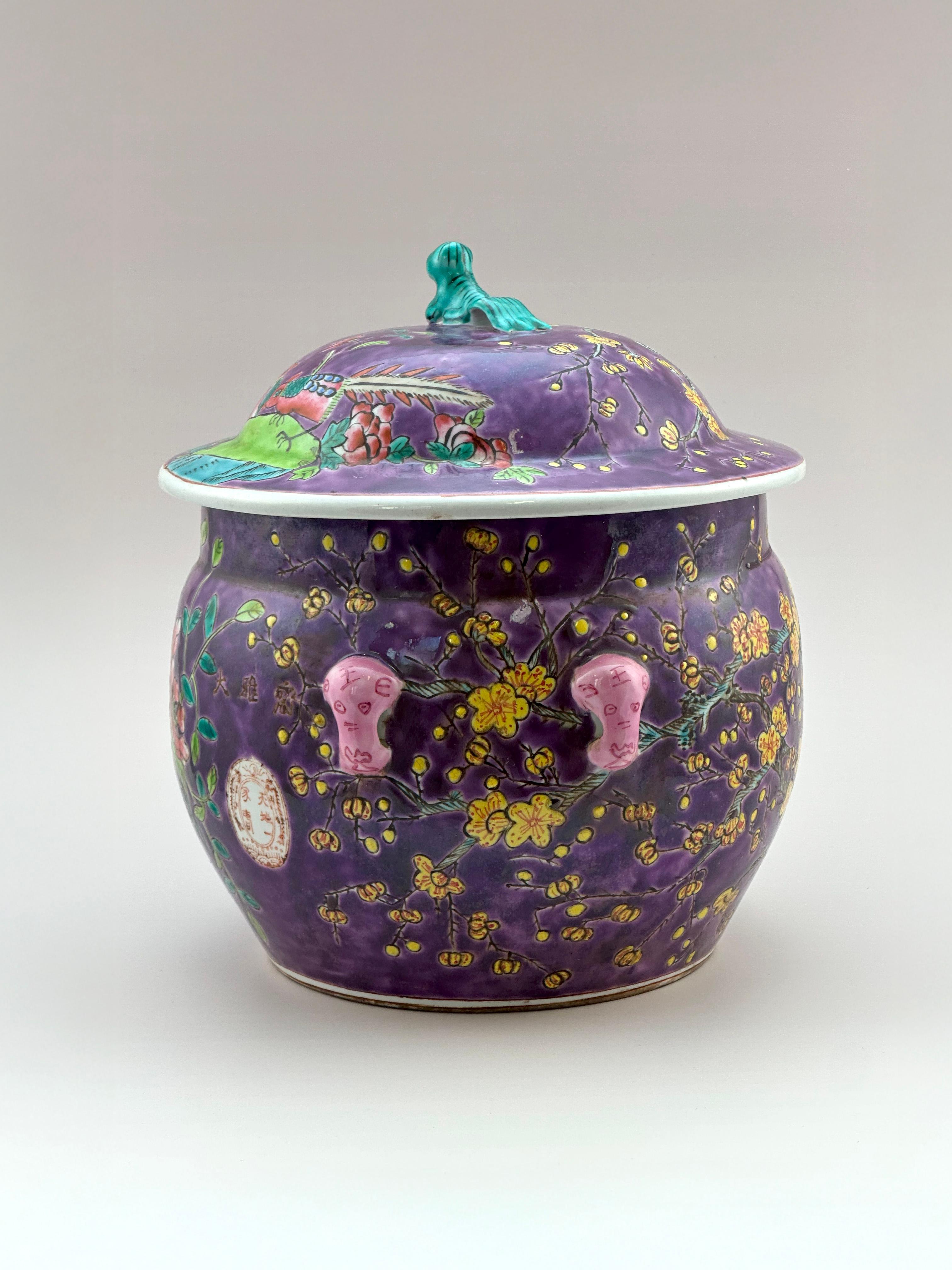 Qing Vaso cinese Famille Rose Kamcheng, fondo viola, stile Dayazhai in vendita