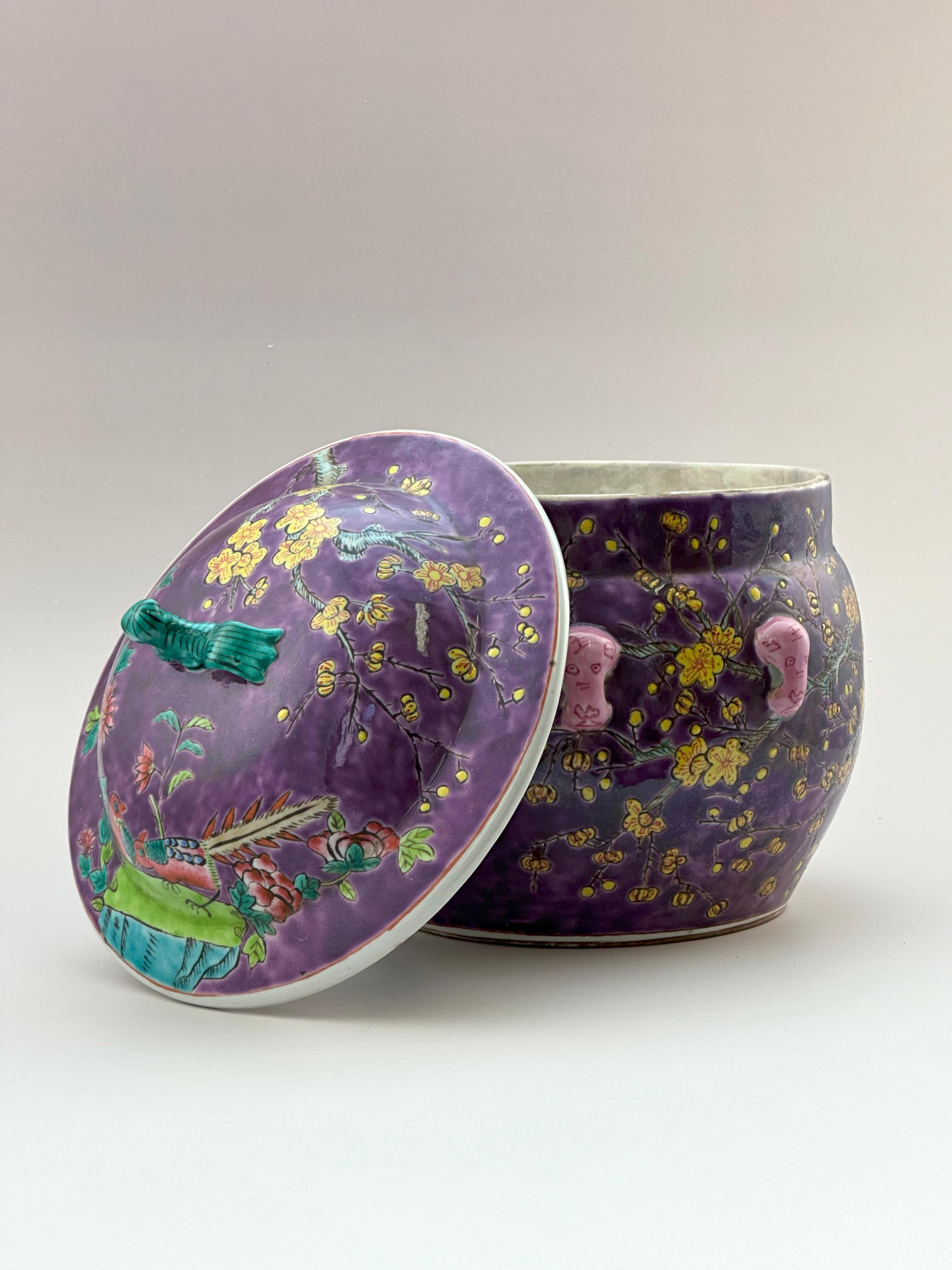 Cinese Vaso cinese Famille Rose Kamcheng, fondo viola, stile Dayazhai in vendita