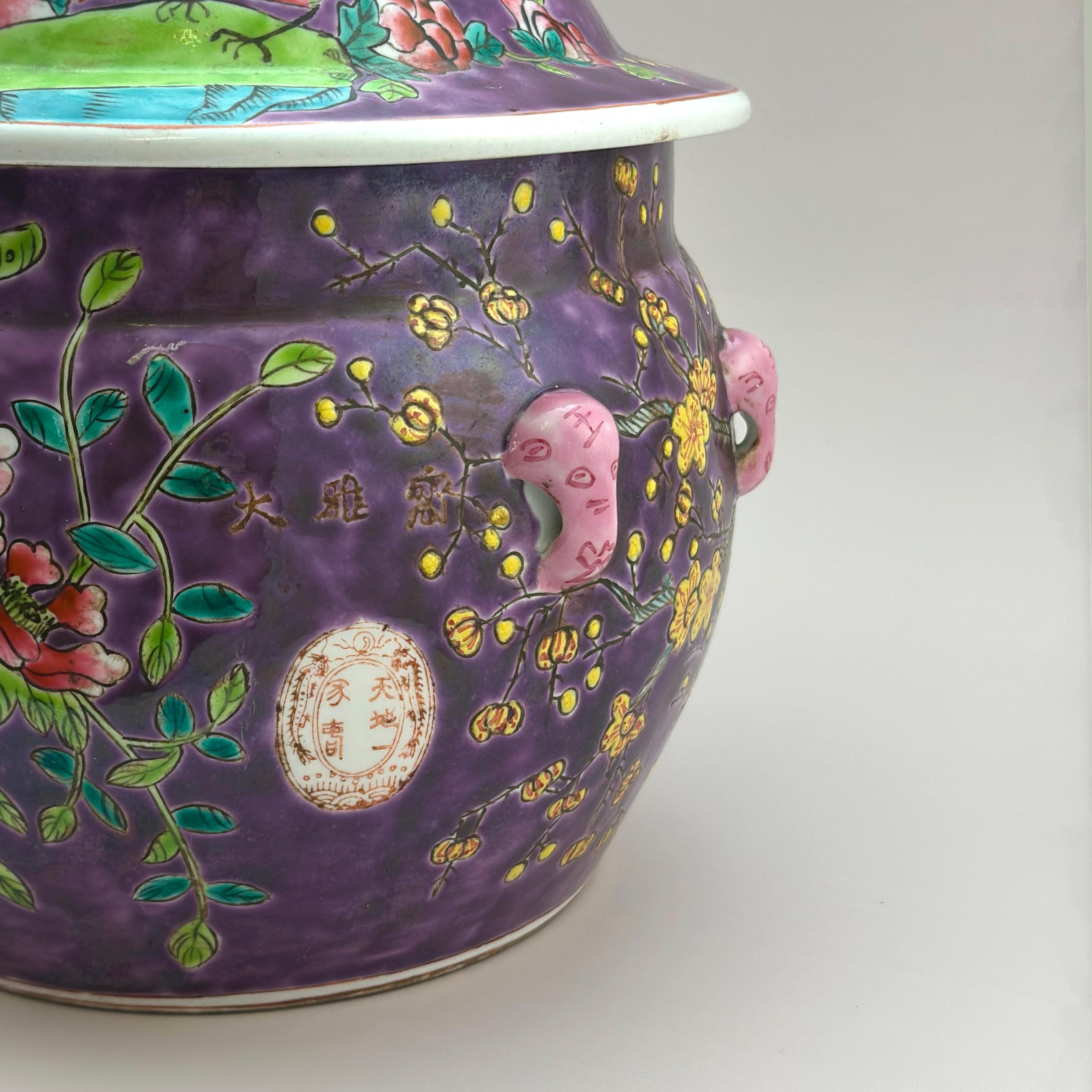 Smaltato Vaso cinese Famille Rose Kamcheng, fondo viola, stile Dayazhai in vendita