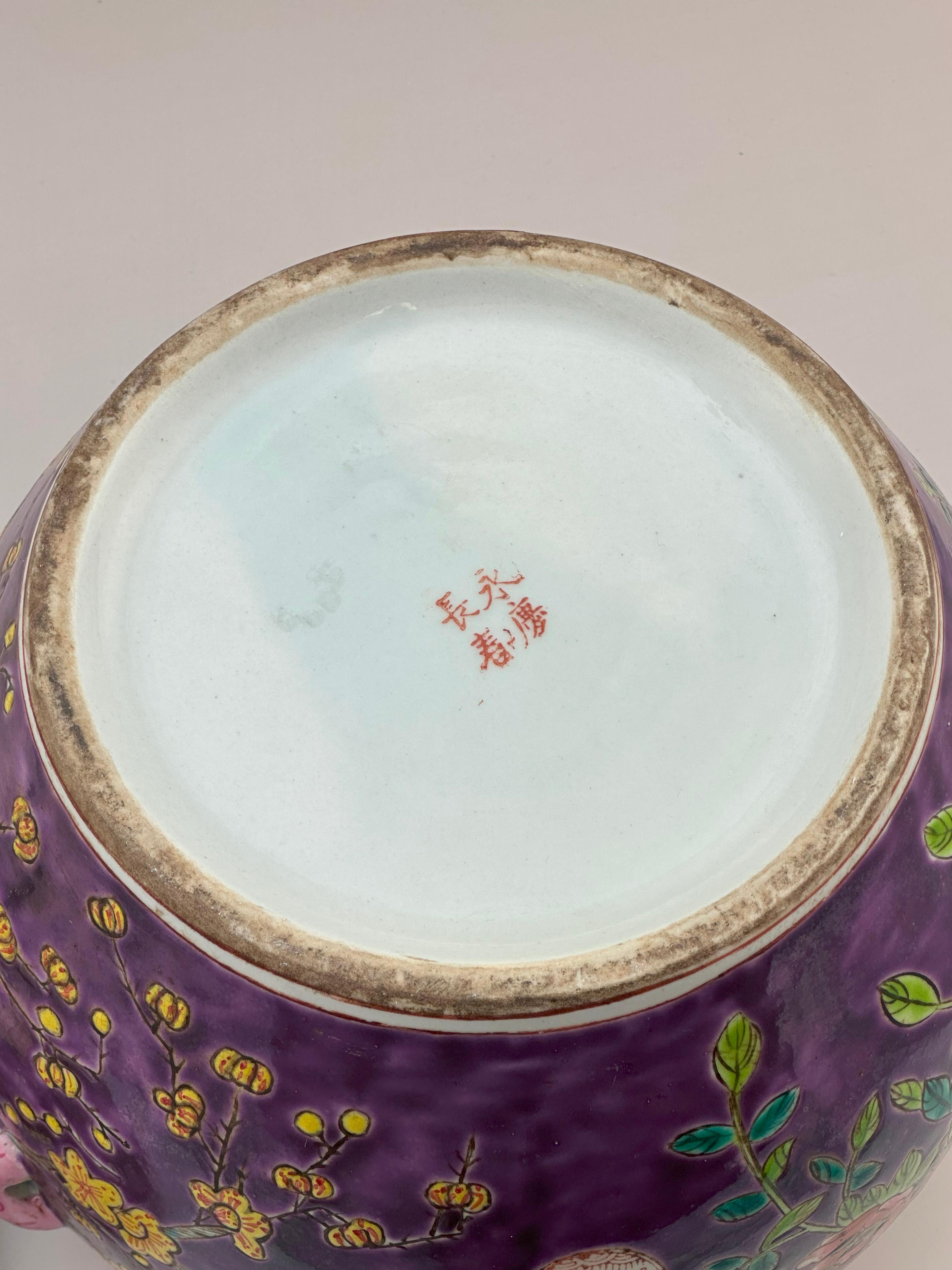 Porcellana Vaso cinese Famille Rose Kamcheng, fondo viola, stile Dayazhai in vendita