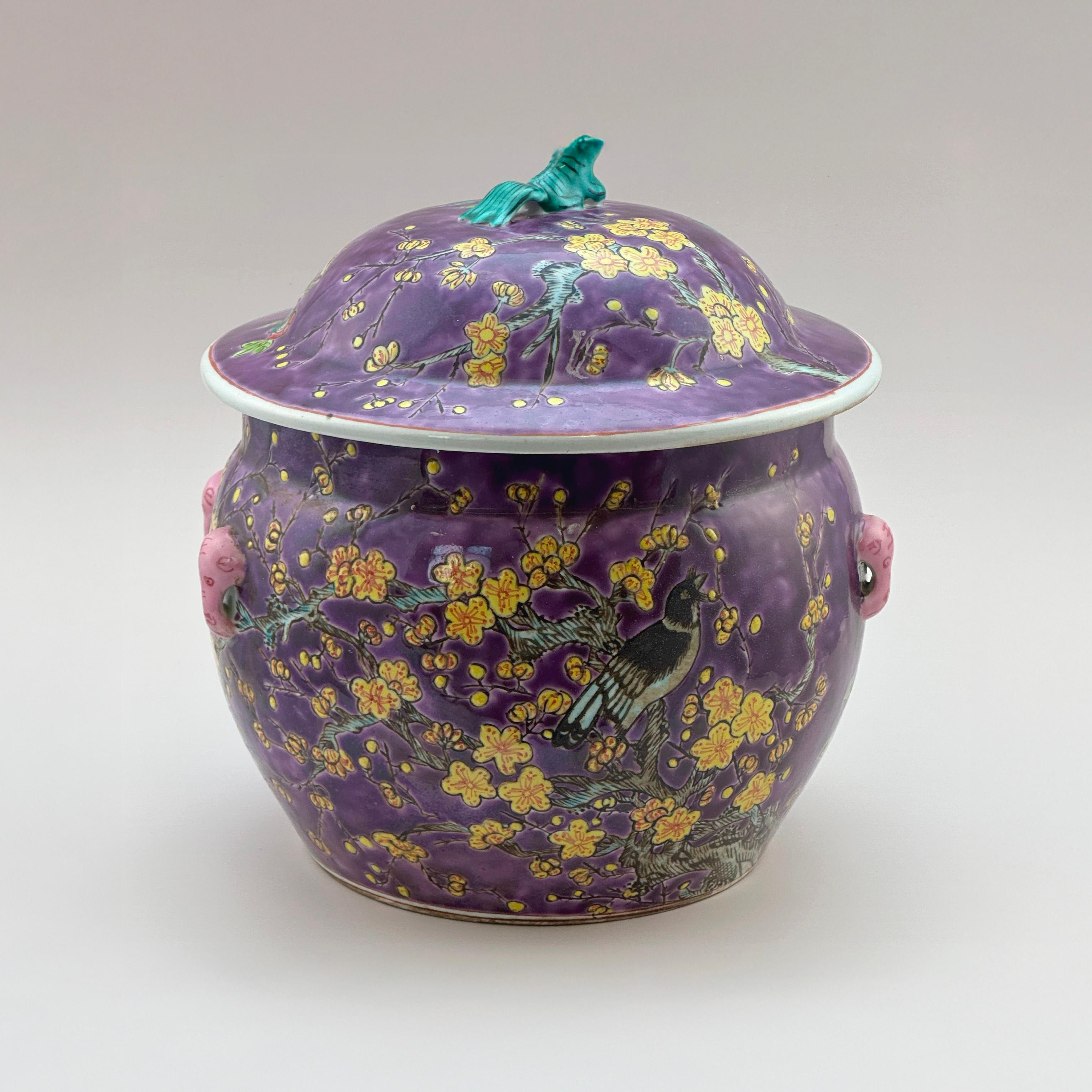 Vaso cinese Famille Rose Kamcheng, fondo viola, stile Dayazhai in vendita 1