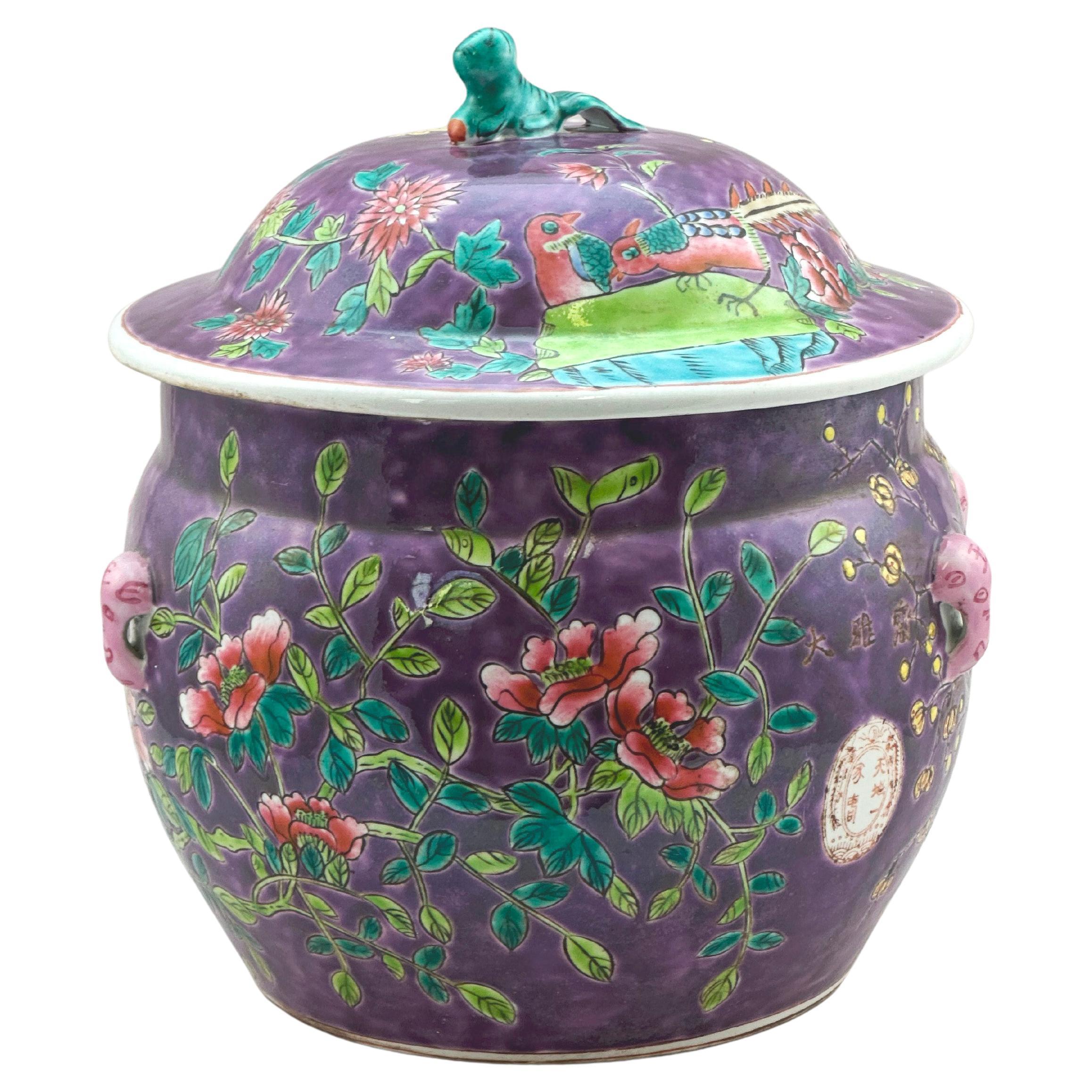 Vaso cinese Famille Rose Kamcheng, fondo viola, stile Dayazhai in vendita