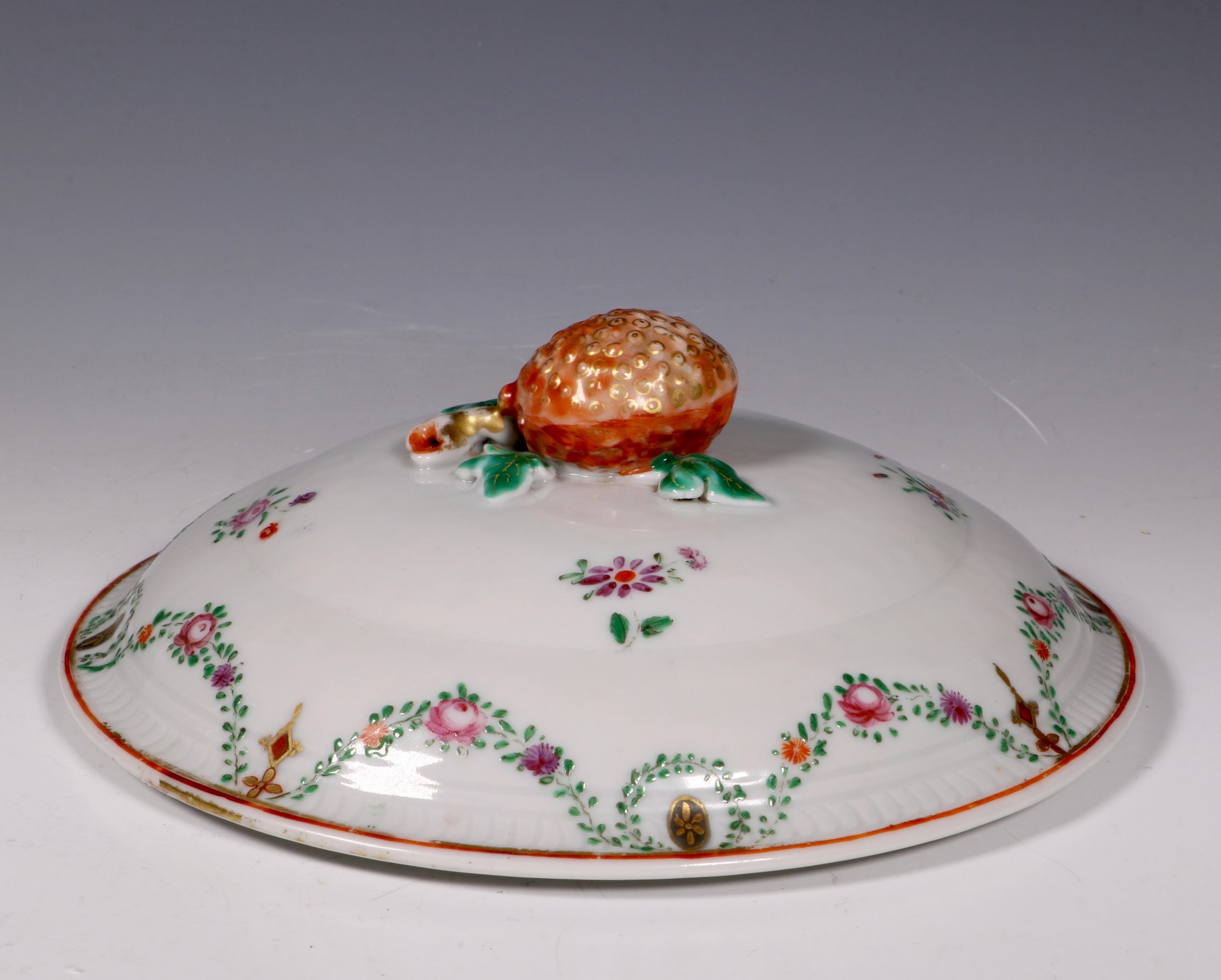 Chinese Export Porcelain Famille Rose Loving Cup and Cover Qianlong, circa 1790 For Sale 6