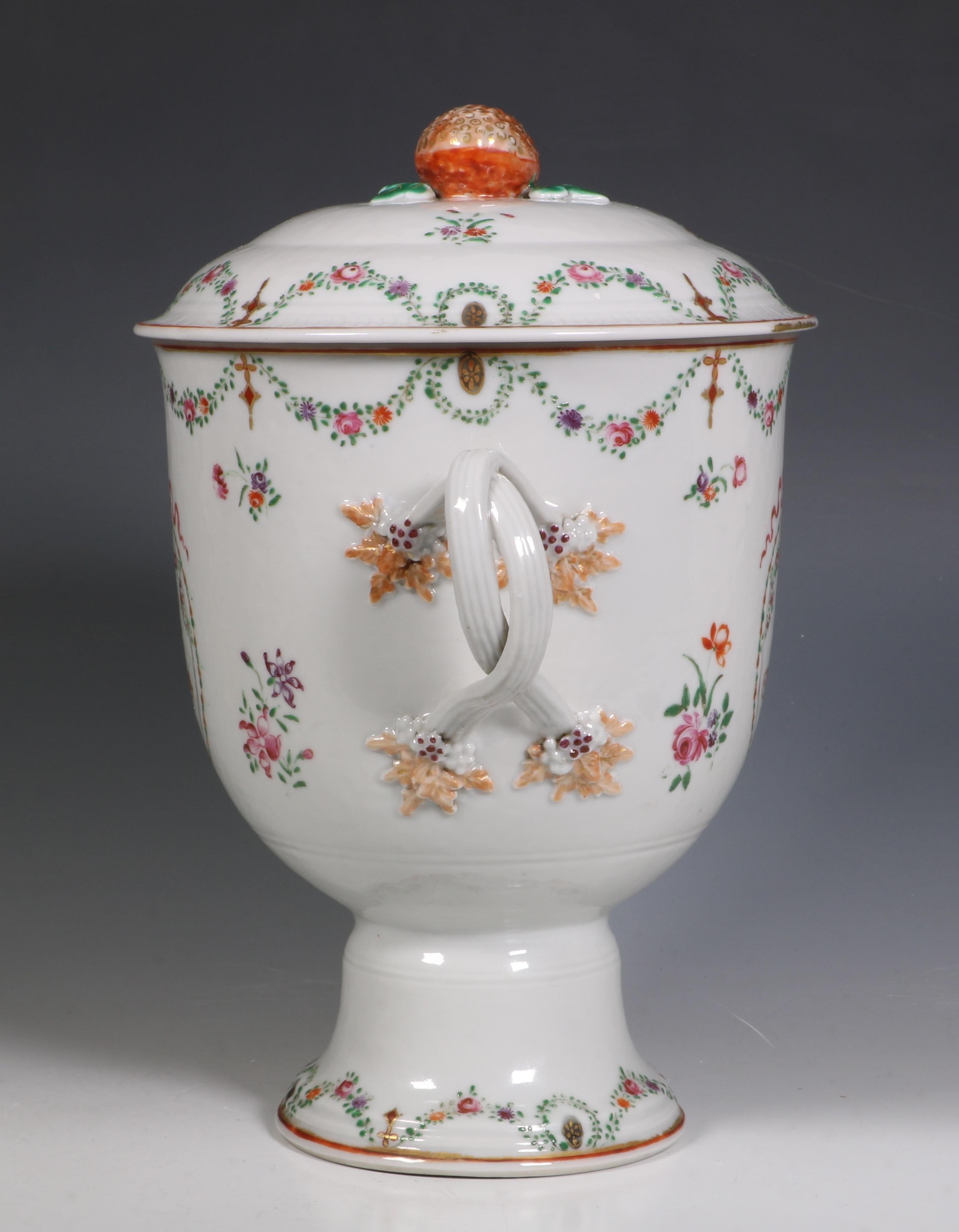 Enameled Chinese Export Porcelain Famille Rose Loving Cup and Cover Qianlong, circa 1790 For Sale