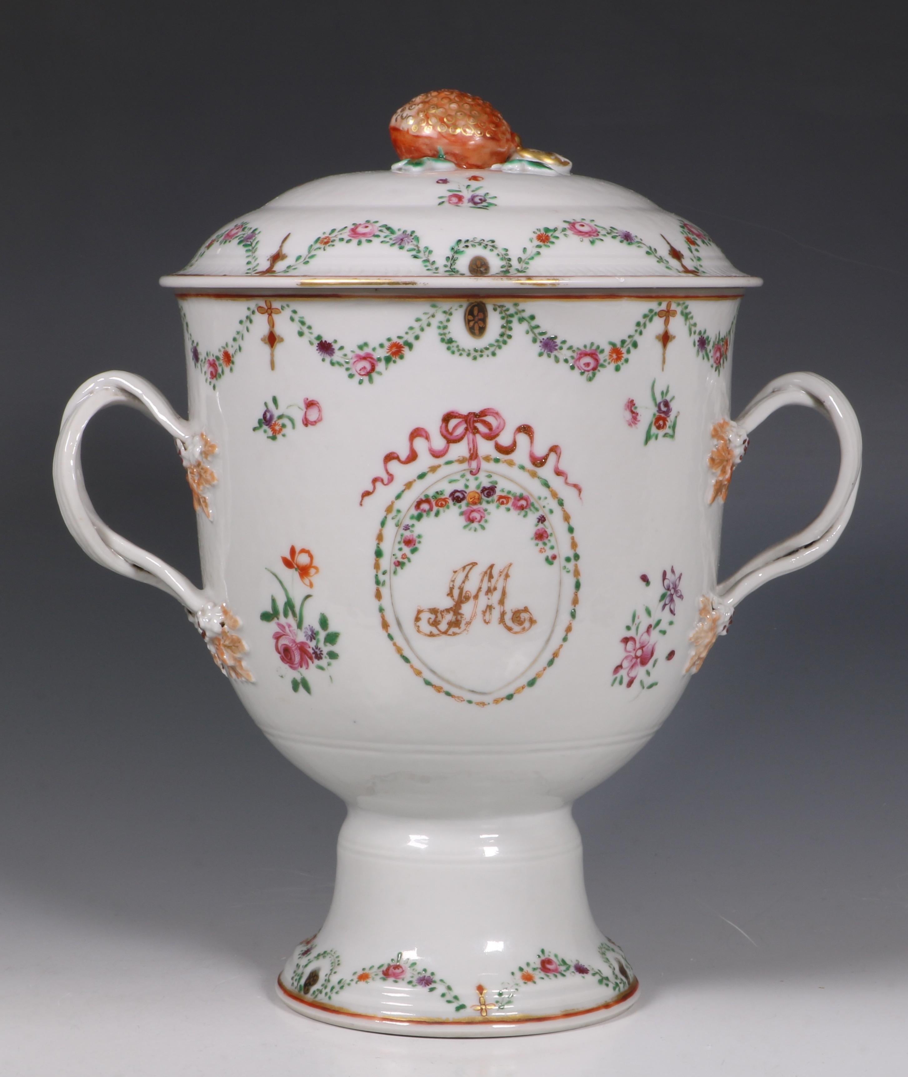 Chinese Export Porcelain Famille Rose Loving Cup and Cover Qianlong, circa 1790 In Good Condition For Sale In Frome, Somerset