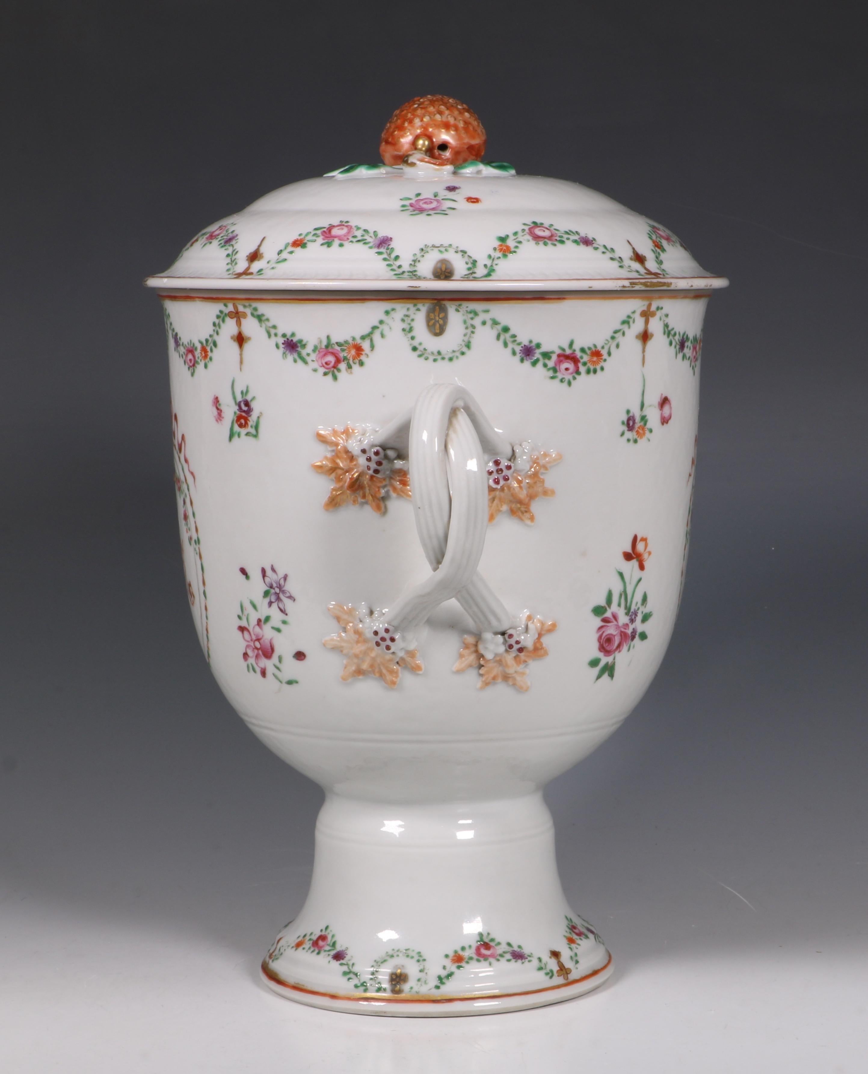 Chinese Export Porcelain Famille Rose Loving Cup and Cover Qianlong, circa 1790 For Sale 1