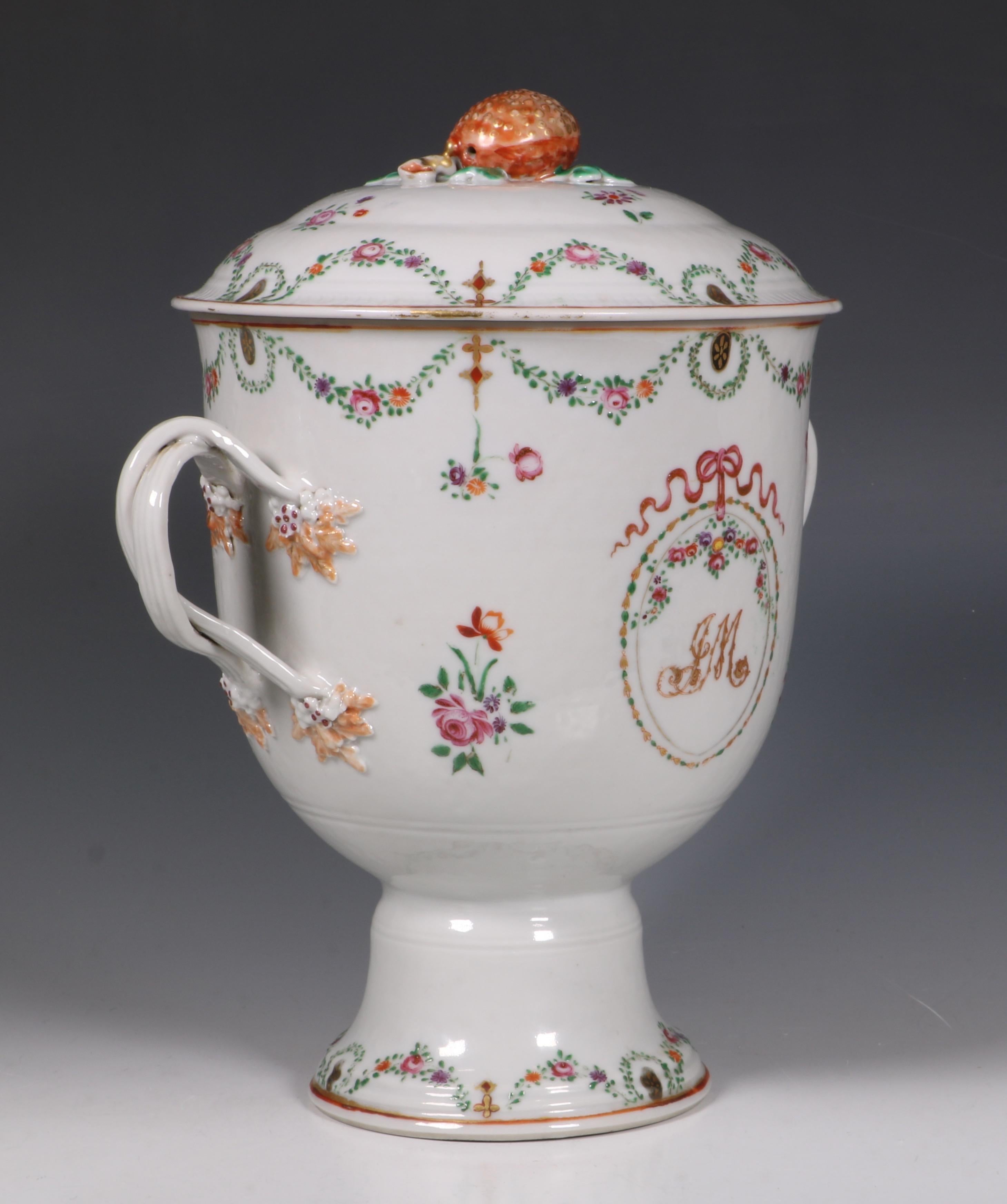 Chinese Export Porcelain Famille Rose Loving Cup and Cover Qianlong, circa 1790 For Sale 2