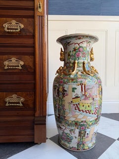 Vase de sol de Canton en médaillon de la Famille Rose de Chine avec poignées en chien de Foo dorées