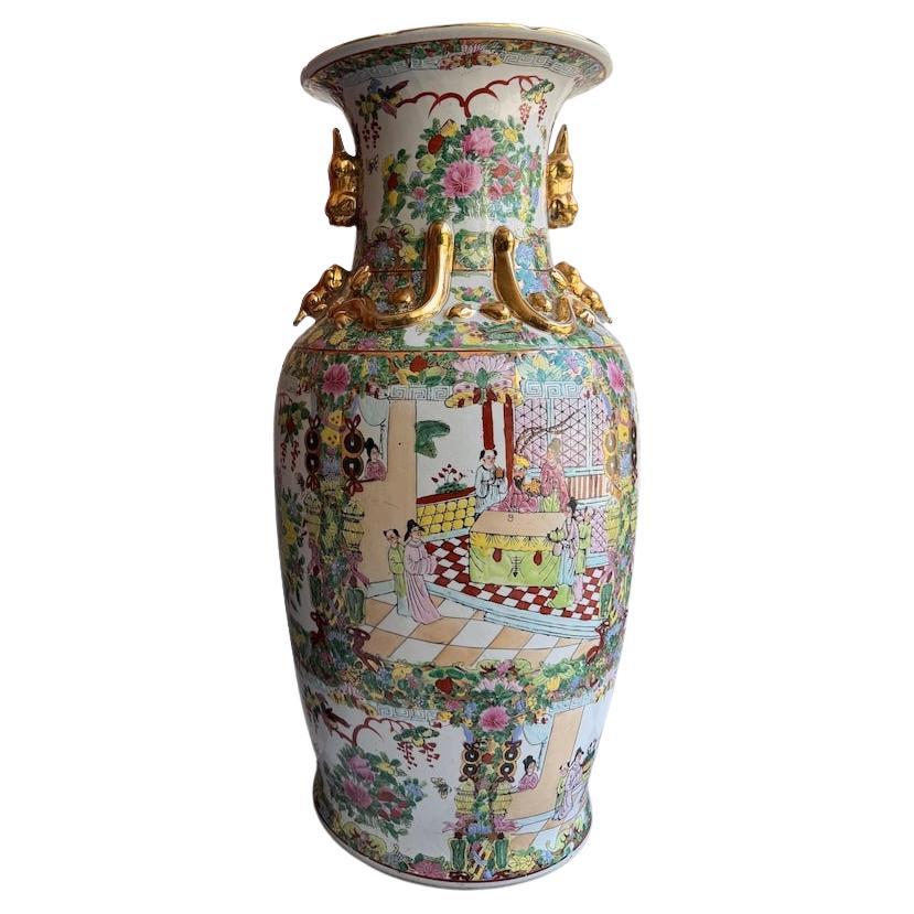 Vaso da terra cinese Famille Rose Medallion Canton con manici dorati Foo Dog in vendita