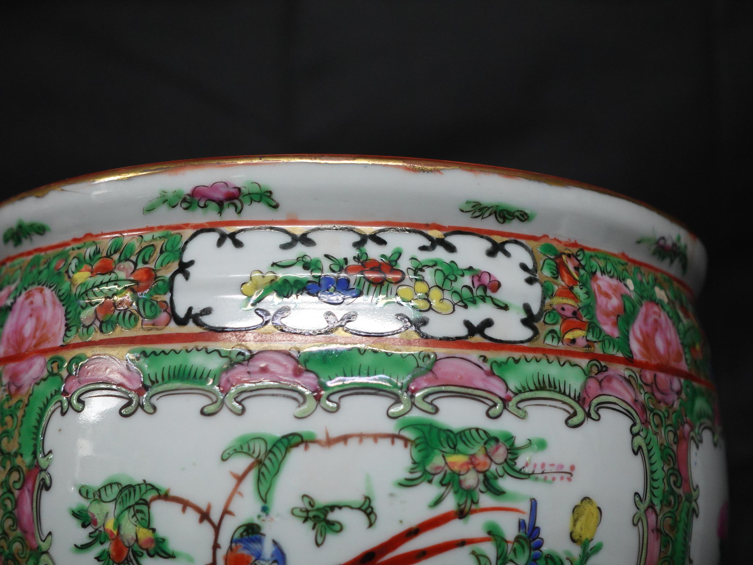 Jardinière chinoise d'exportation en porcelaine avec médaillon Famille Rose, 19e siècle en vente 2