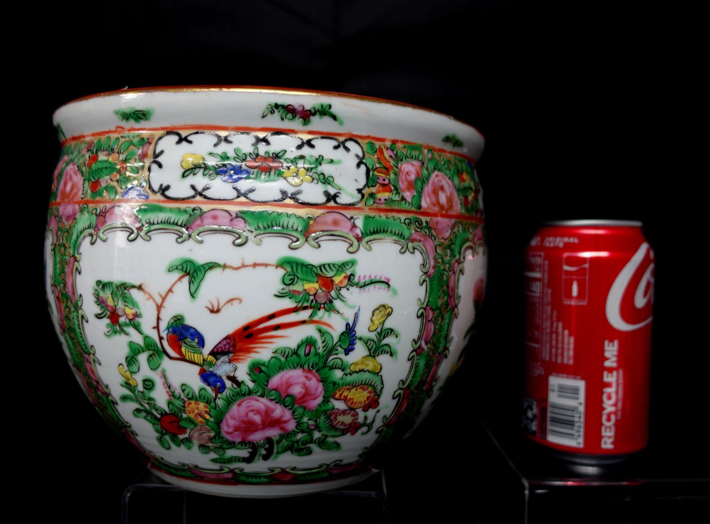 Jardinière chinoise d'exportation en porcelaine avec médaillon Famille Rose, 19e siècle en vente 4