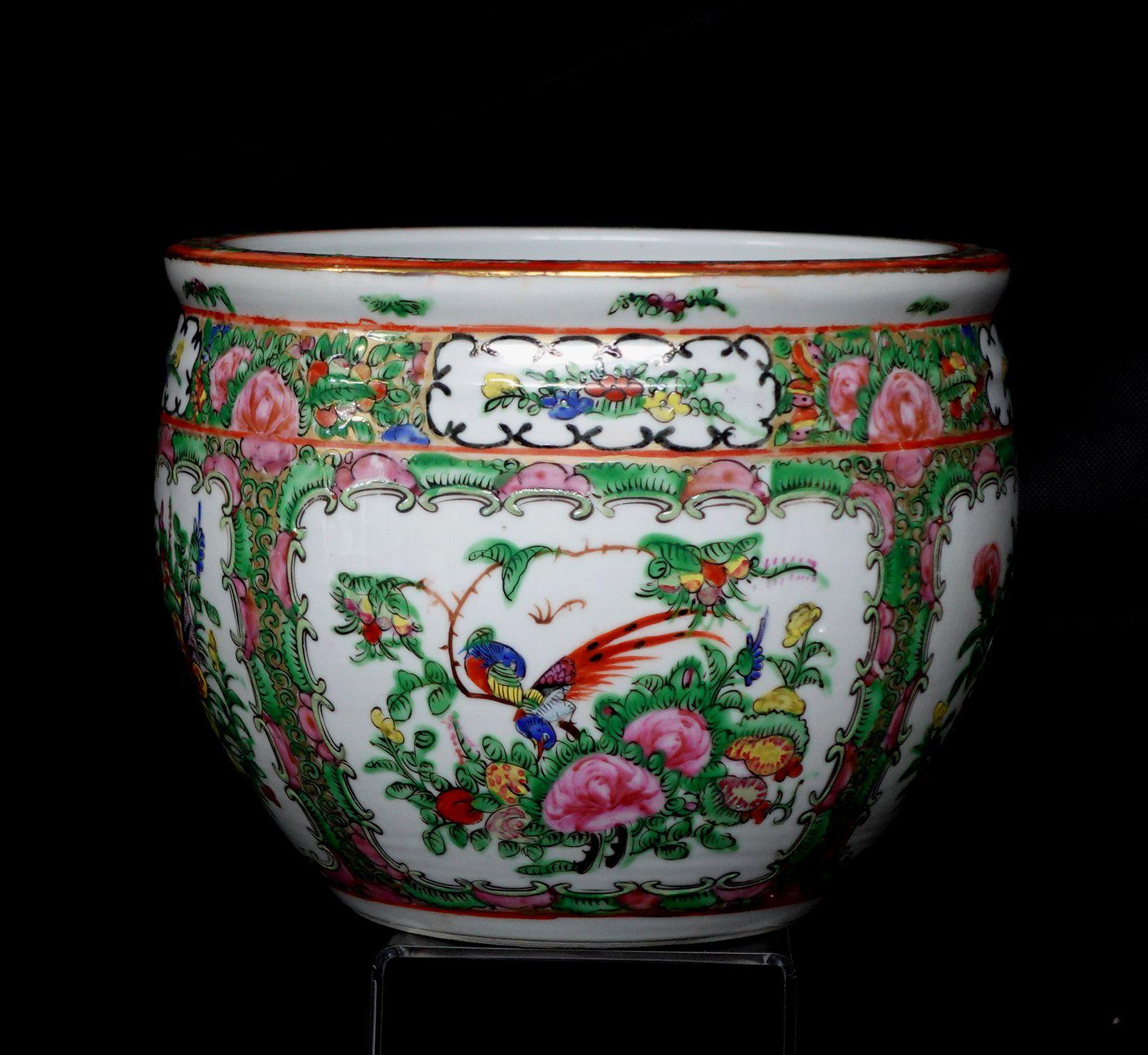 Chinese Famille rose medallion export porcelain jardiniere, 19th century.
 