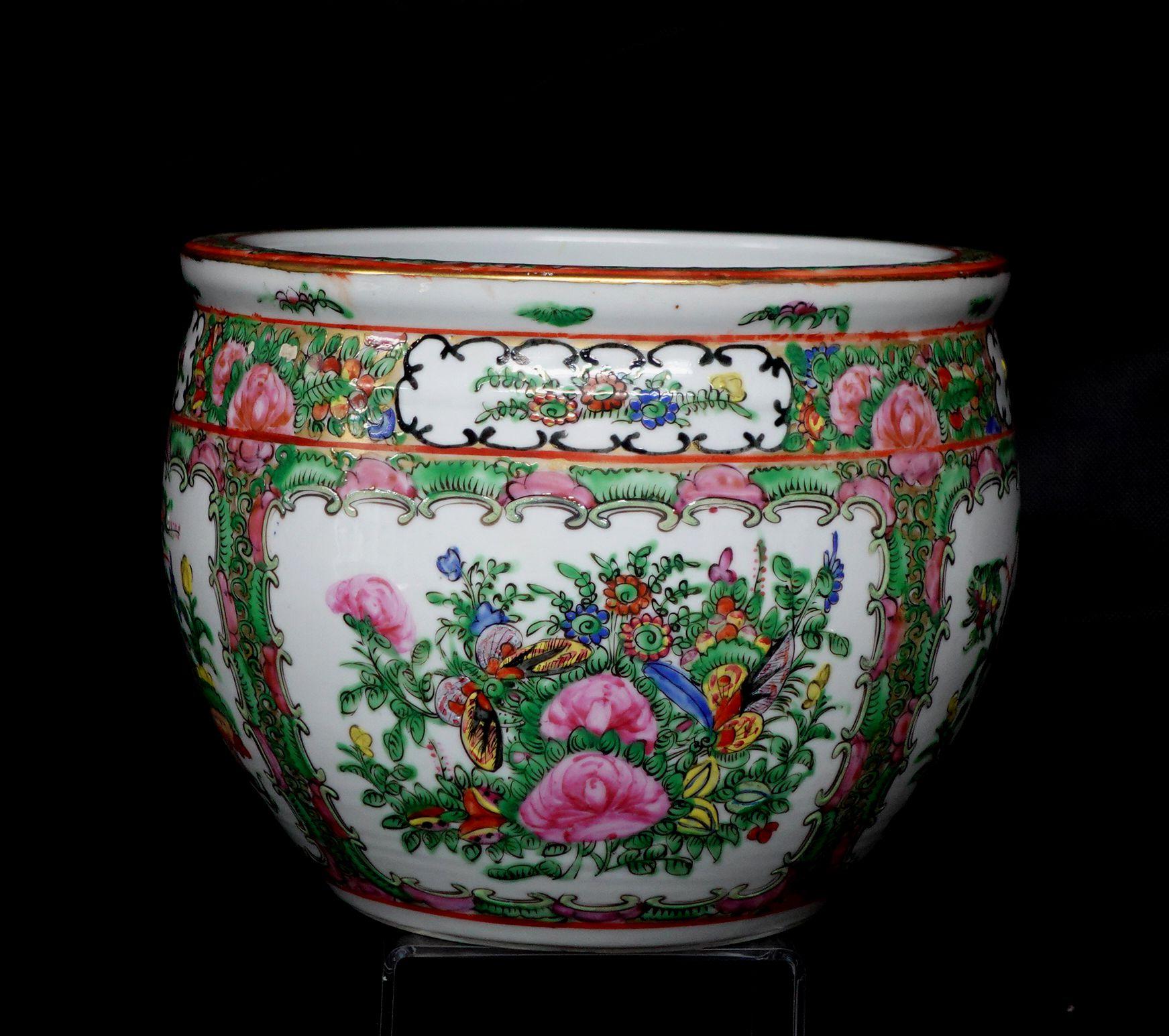 Qing Jardinière chinoise d'exportation en porcelaine avec médaillon Famille Rose, 19e siècle en vente