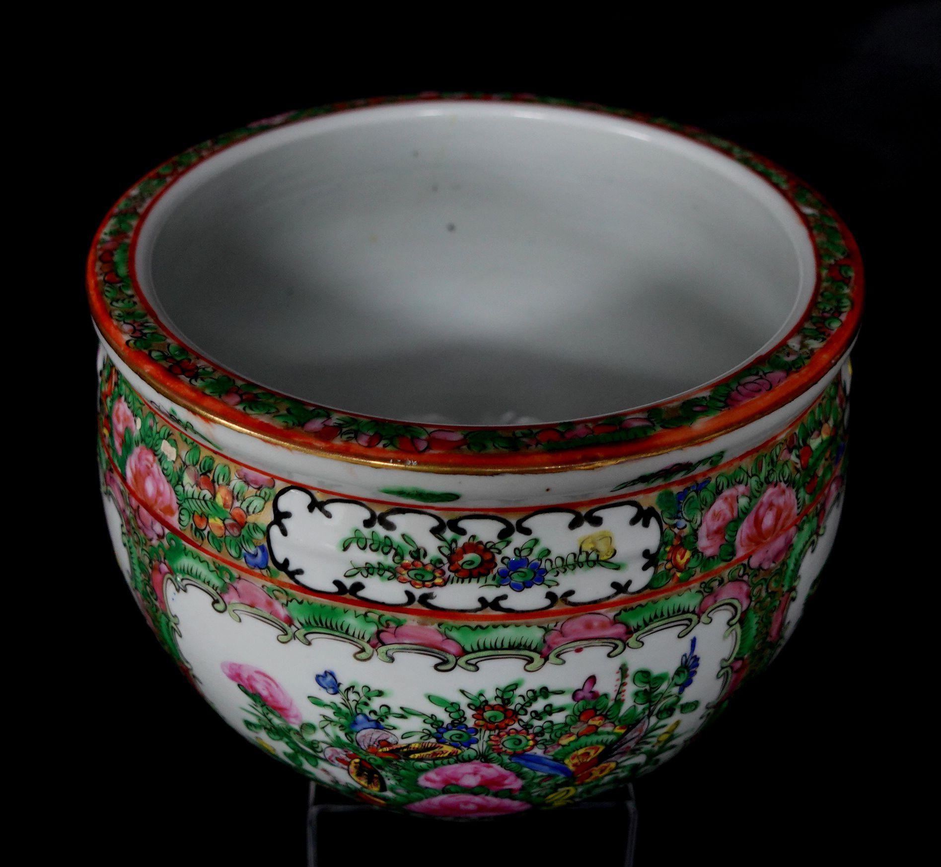 Chinois Jardinière chinoise d'exportation en porcelaine avec médaillon Famille Rose, 19e siècle en vente