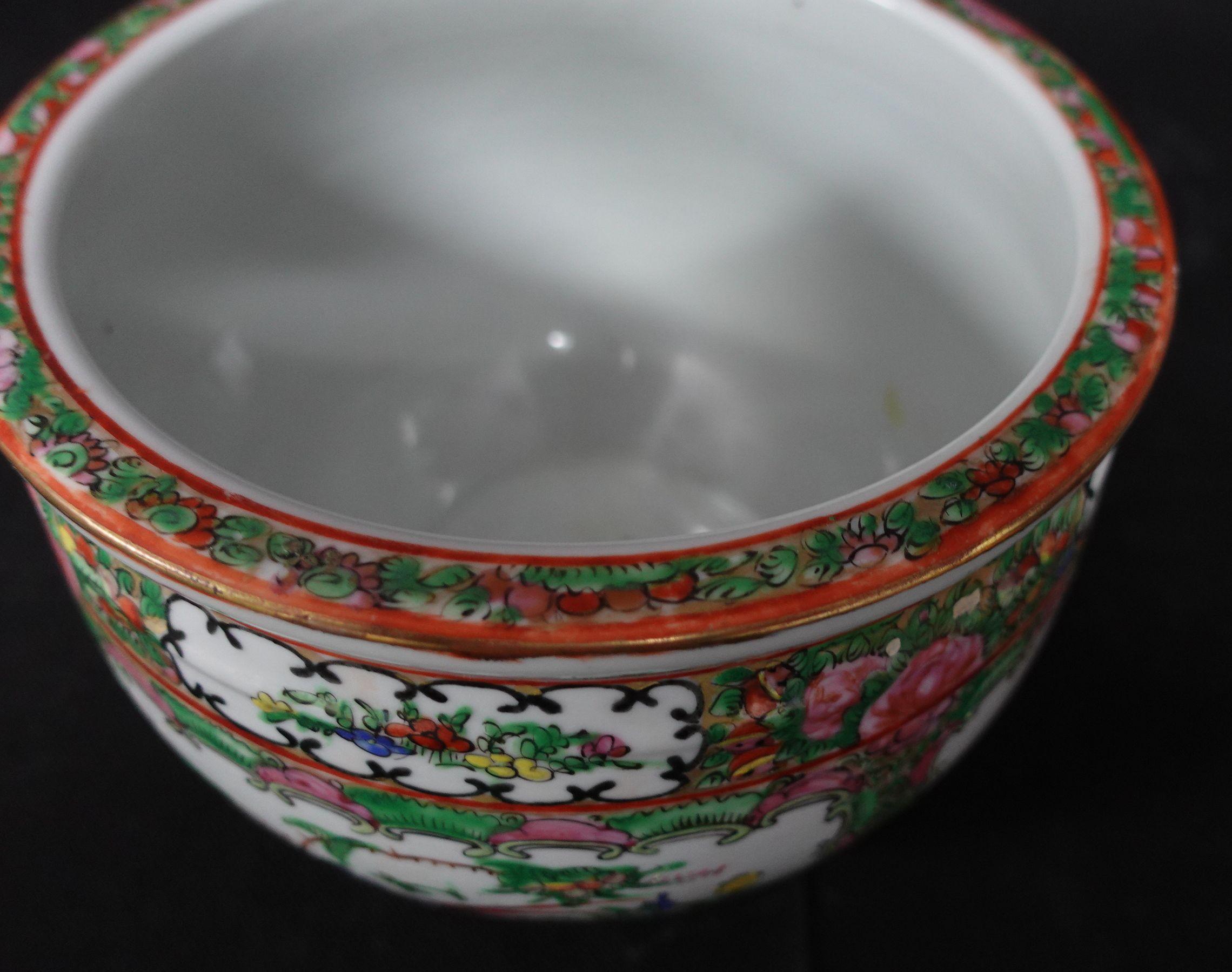 Peint à la main Jardinière chinoise d'exportation en porcelaine avec médaillon Famille Rose, 19e siècle en vente
