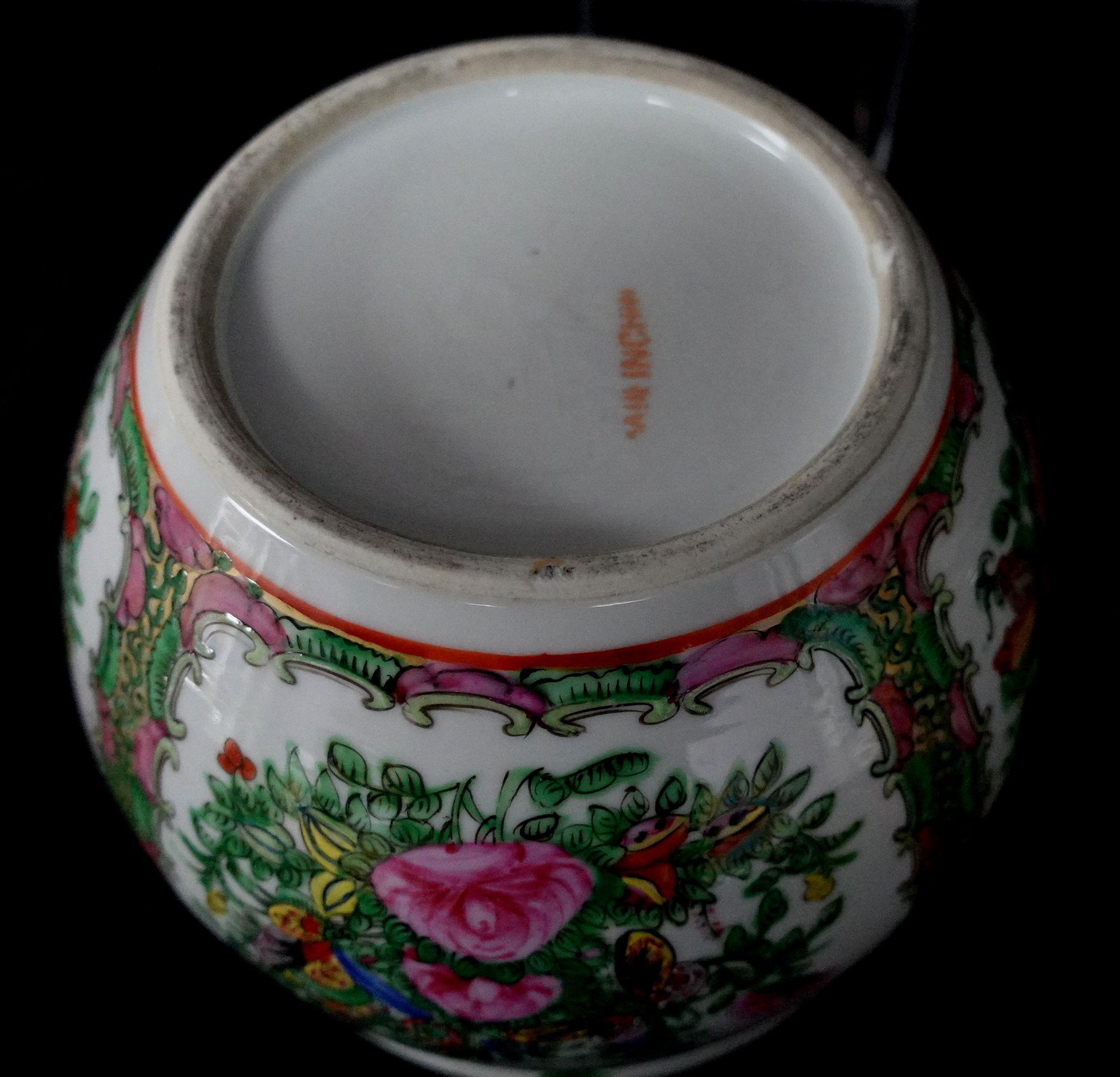 Jardinière chinoise d'exportation en porcelaine avec médaillon Famille Rose, 19e siècle Bon état - En vente à Norton, MA