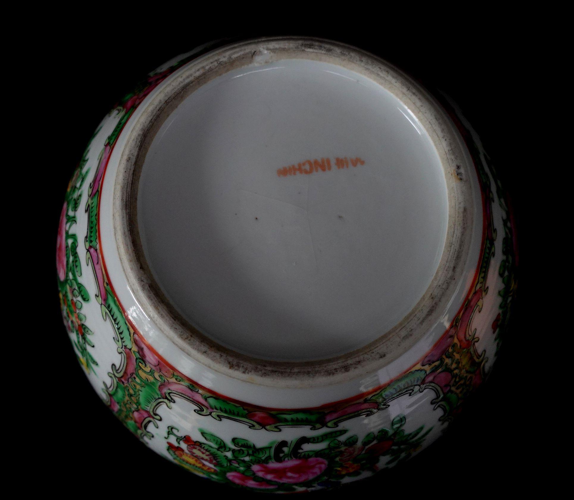 XIXe siècle Jardinière chinoise d'exportation en porcelaine avec médaillon Famille Rose, 19e siècle en vente