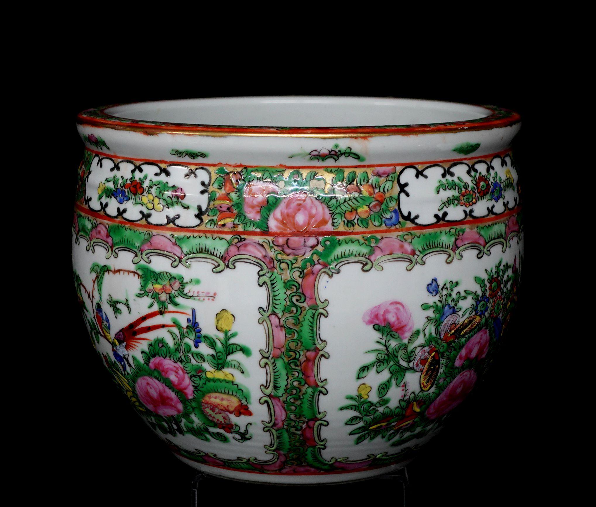 Porcelaine Jardinière chinoise d'exportation en porcelaine avec médaillon Famille Rose, 19e siècle en vente