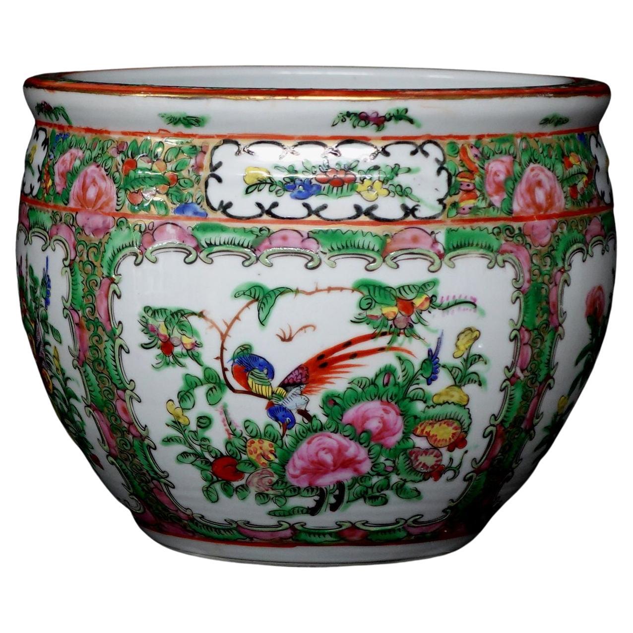 Jardinière chinoise d'exportation en porcelaine avec médaillon Famille Rose, 19e siècle en vente