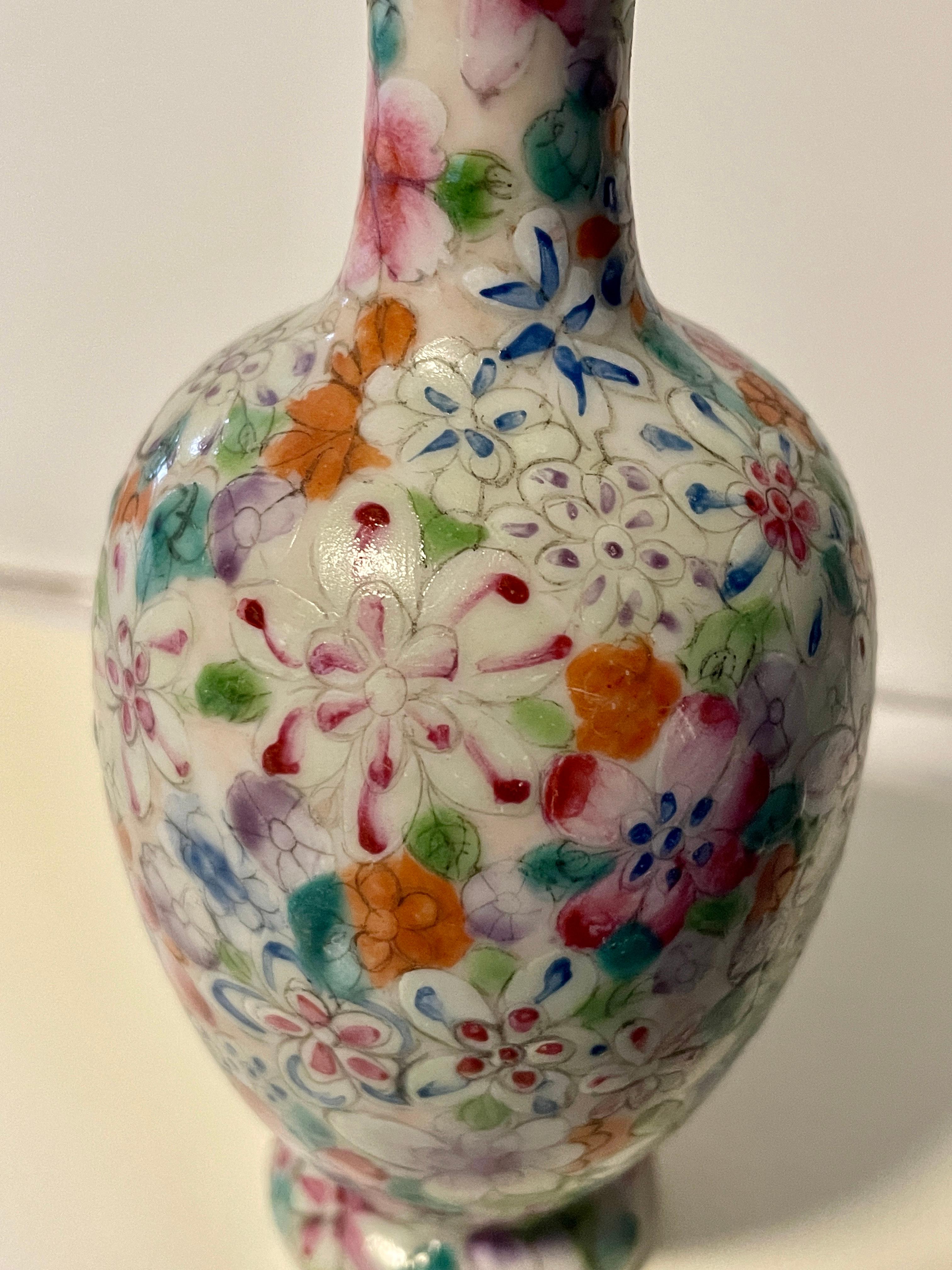 Qing Vase Millefleurs chinois Famille Rose en vente