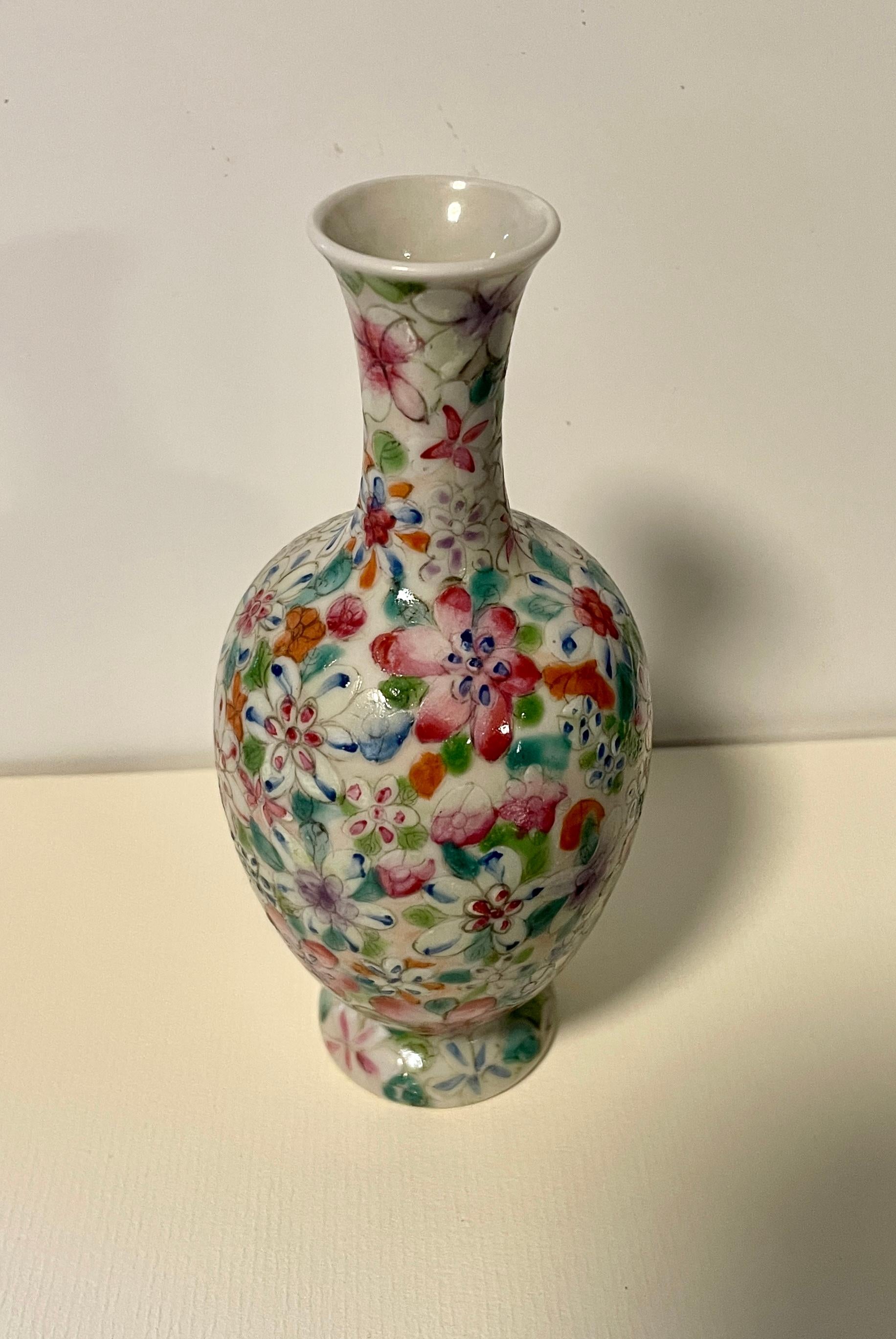 Polychromé Vase Millefleurs chinois Famille Rose en vente