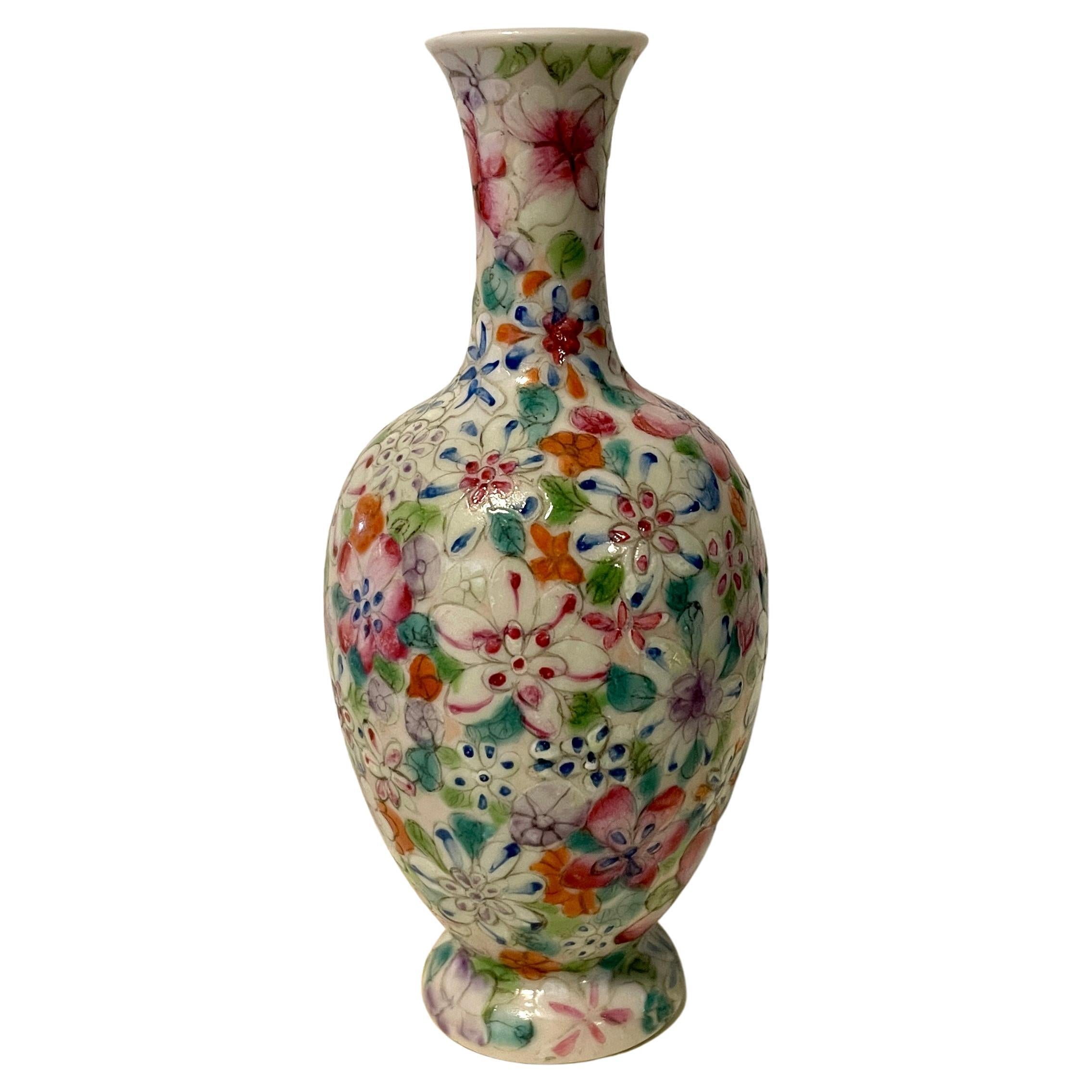 Vase Millefleurs chinois Famille Rose en vente