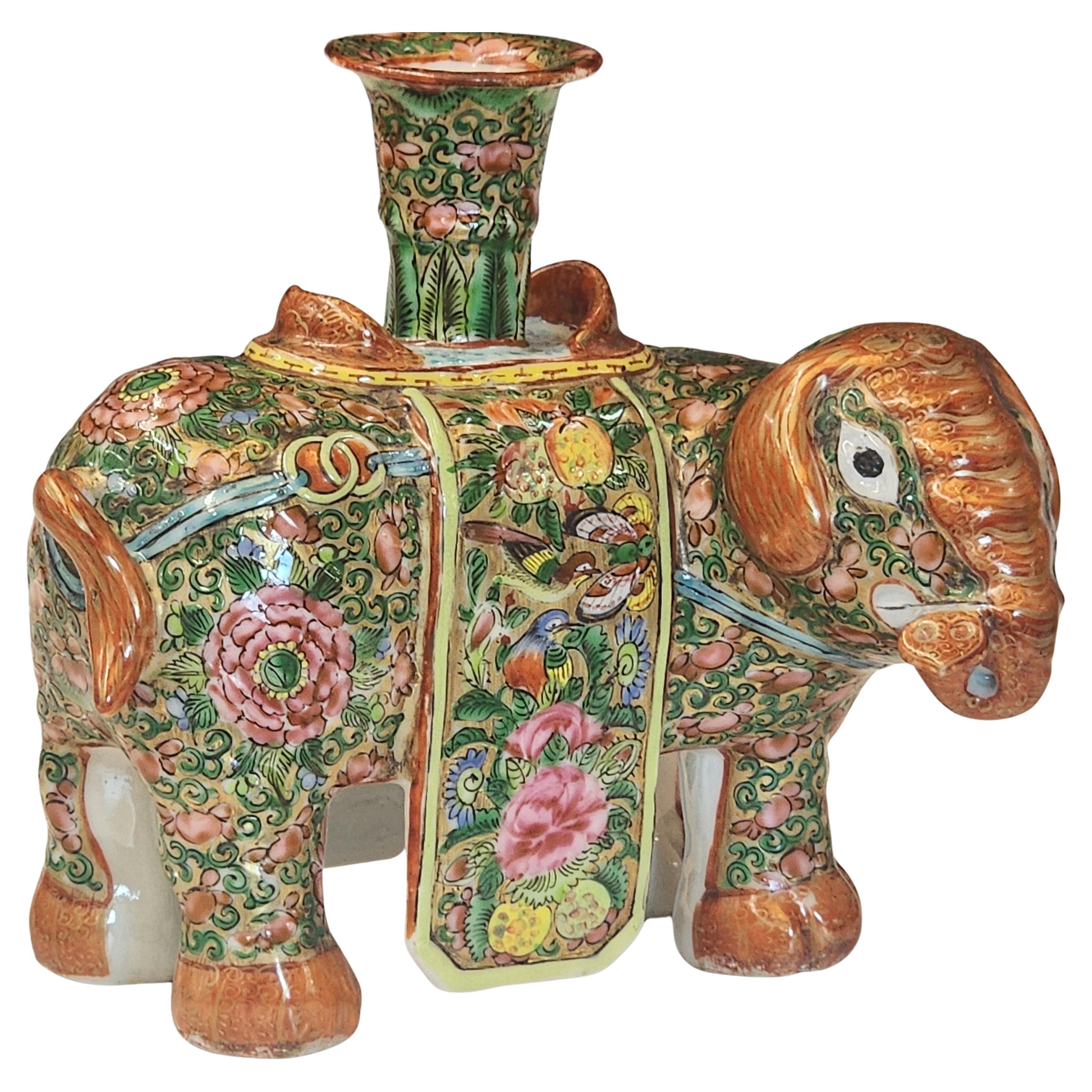 La famille chinoise rose d'éléphant en forme de Joss ou chandelier