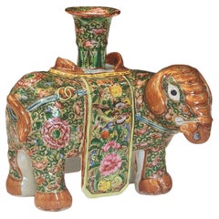 La famille chinoise rose d'éléphant en forme de Joss ou chandelier