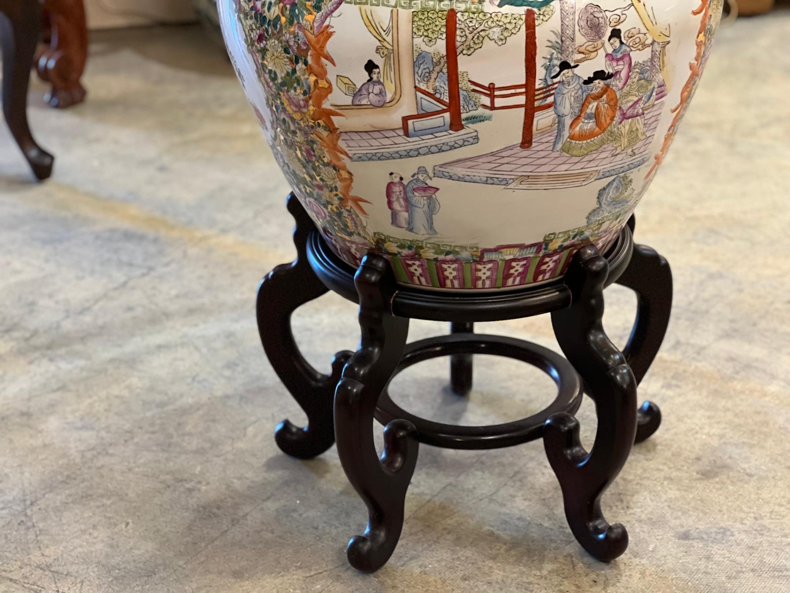 Table ronde en porcelaine famille rose chinoise vintage en vente 4