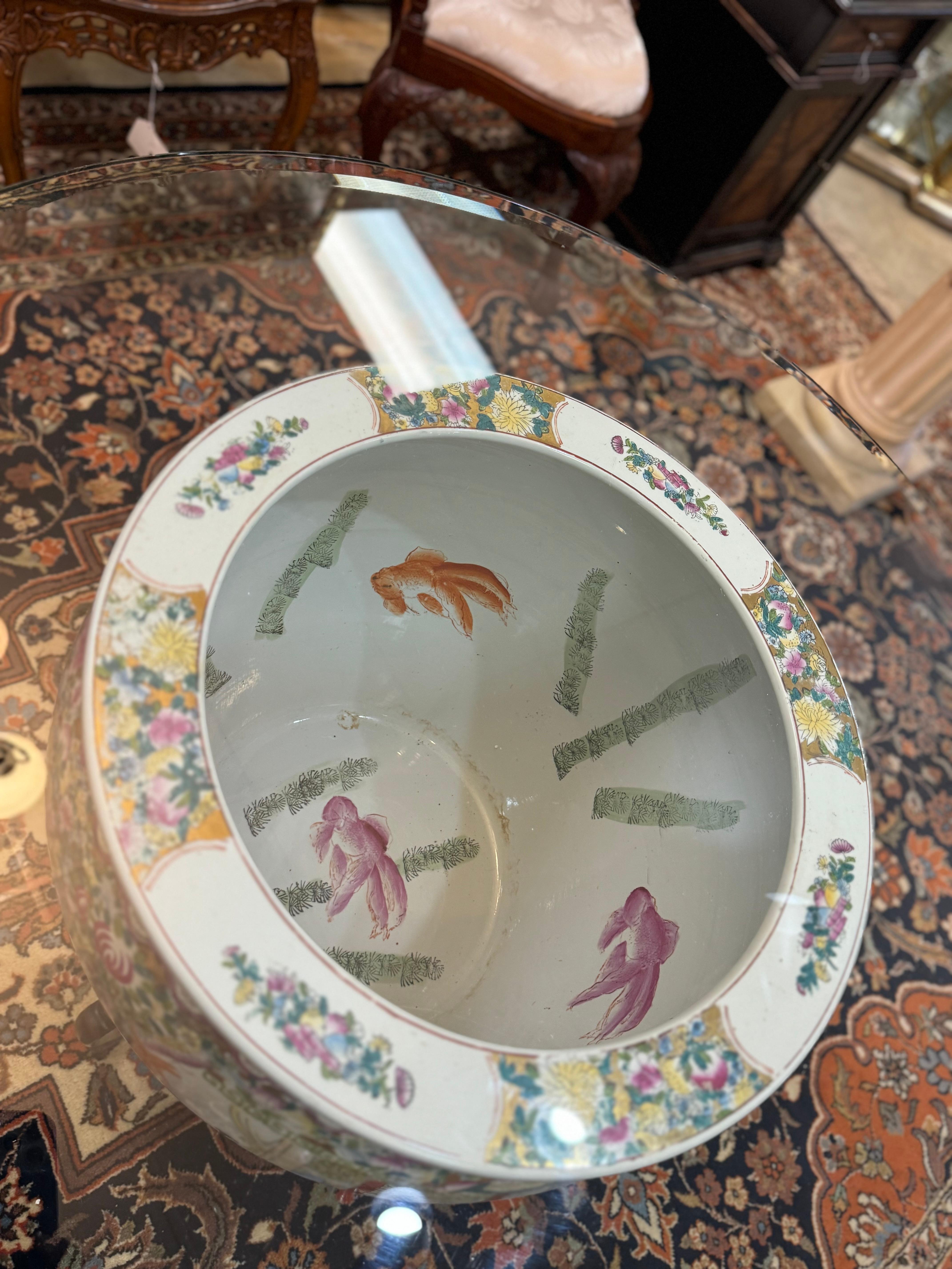 Table ronde en porcelaine famille rose chinoise vintage en vente 6
