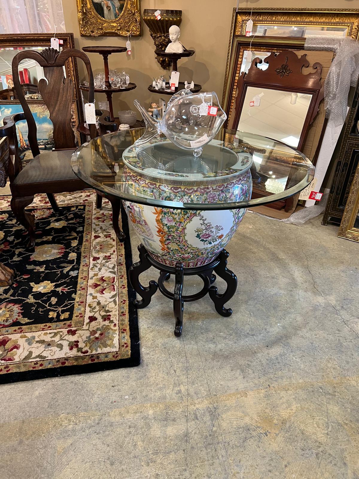 Table ronde en porcelaine famille rose chinoise vintage Bon état - En vente à Birmingham, AL