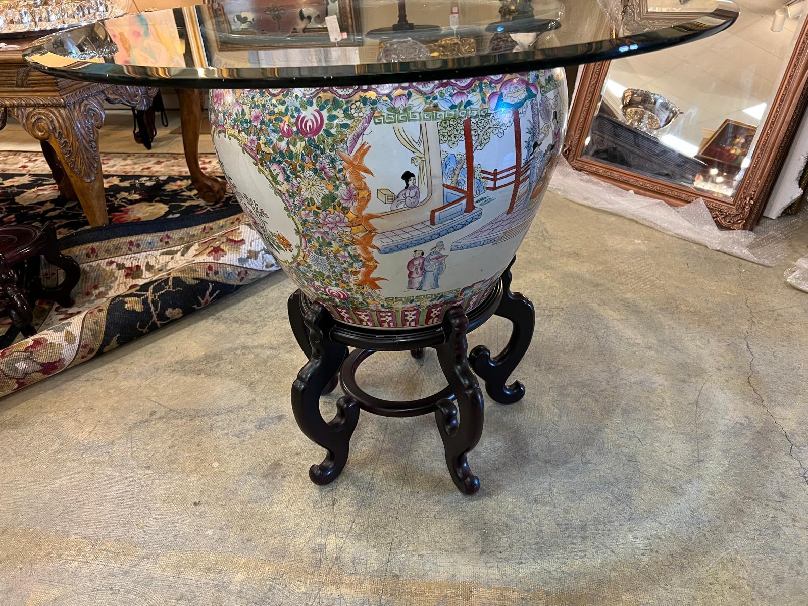 Céramique Table ronde en porcelaine famille rose chinoise vintage en vente