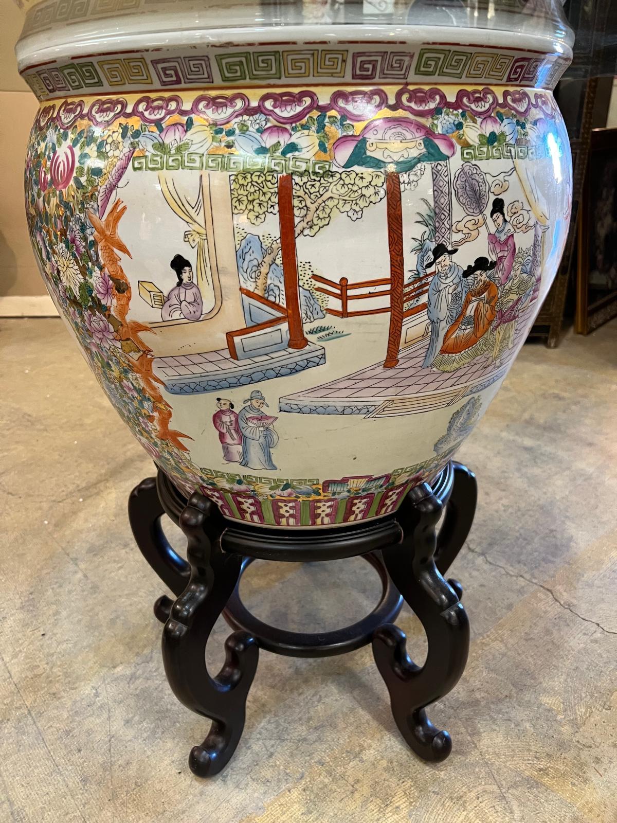 Table ronde en porcelaine famille rose chinoise vintage en vente 1