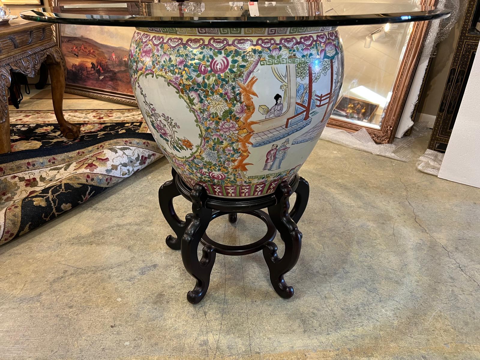 Table ronde en porcelaine famille rose chinoise vintage en vente 2