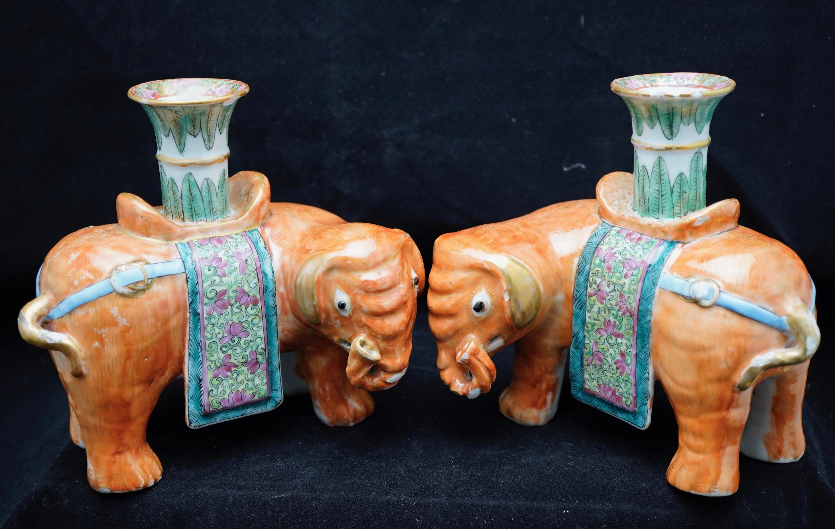 
Paire de chandeliers ou bâtons de josh en forme d'éléphants caparaçonnés de la famille rose chinoise. La paire est finement décorée et dorée.