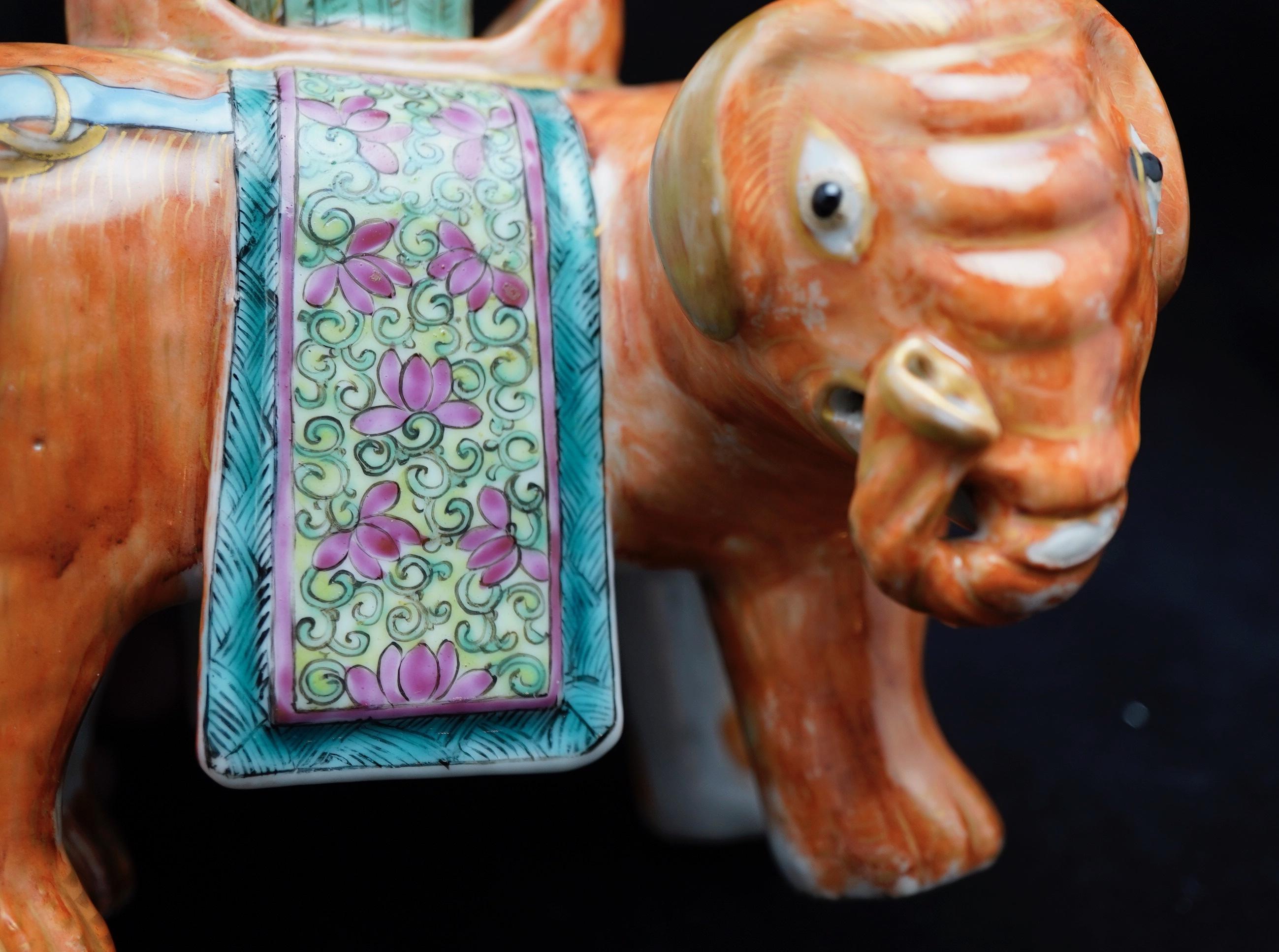 Moulage Paire de chandeliers ou Sticks en forme d'éléphant de la famille rose chinoise. en vente