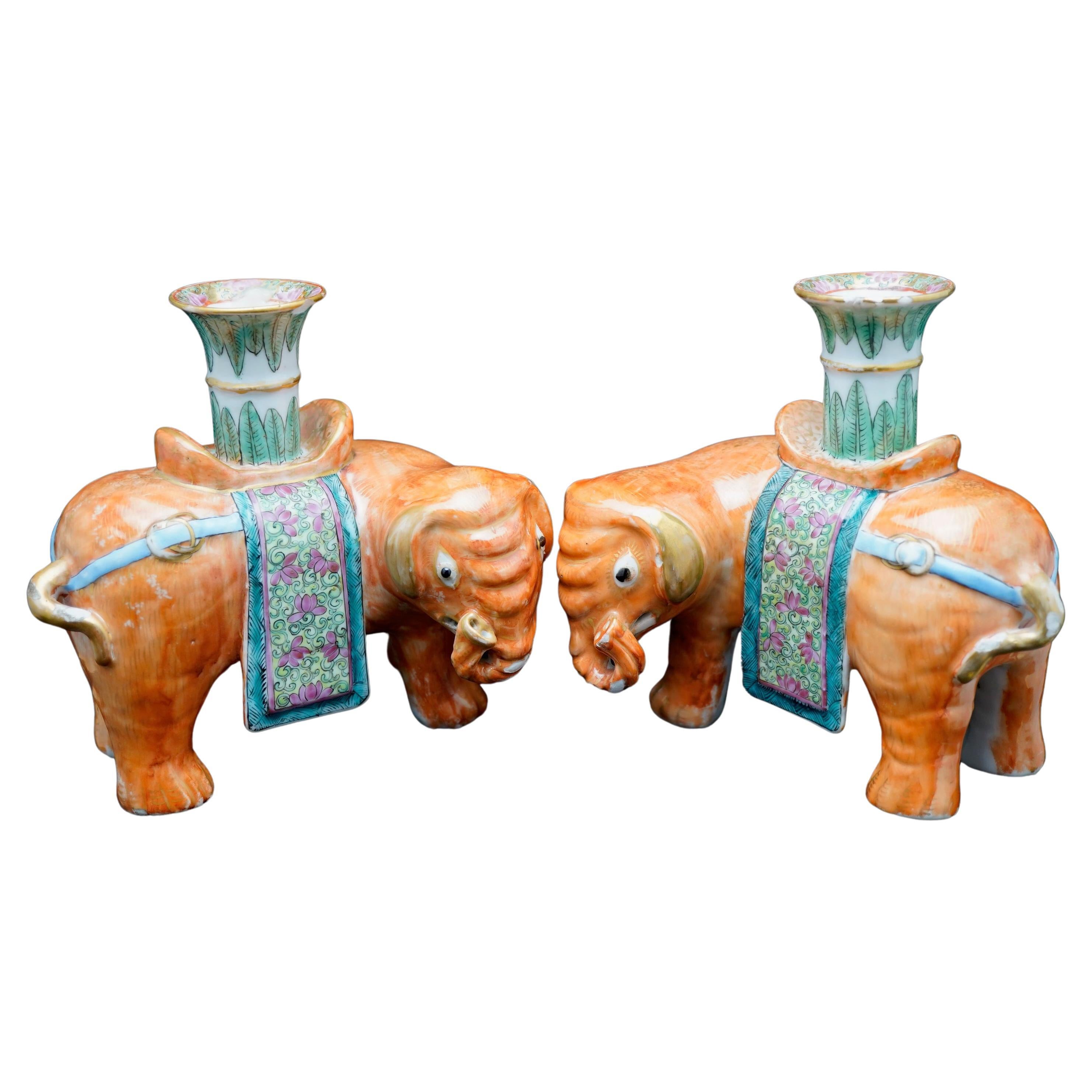 Paire de chandeliers ou Sticks en forme d'éléphant de la famille rose chinoise. en vente