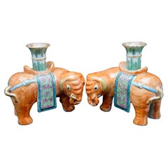 Paire de chandeliers ou Sticks en forme d'éléphant de la famille rose chinoise.