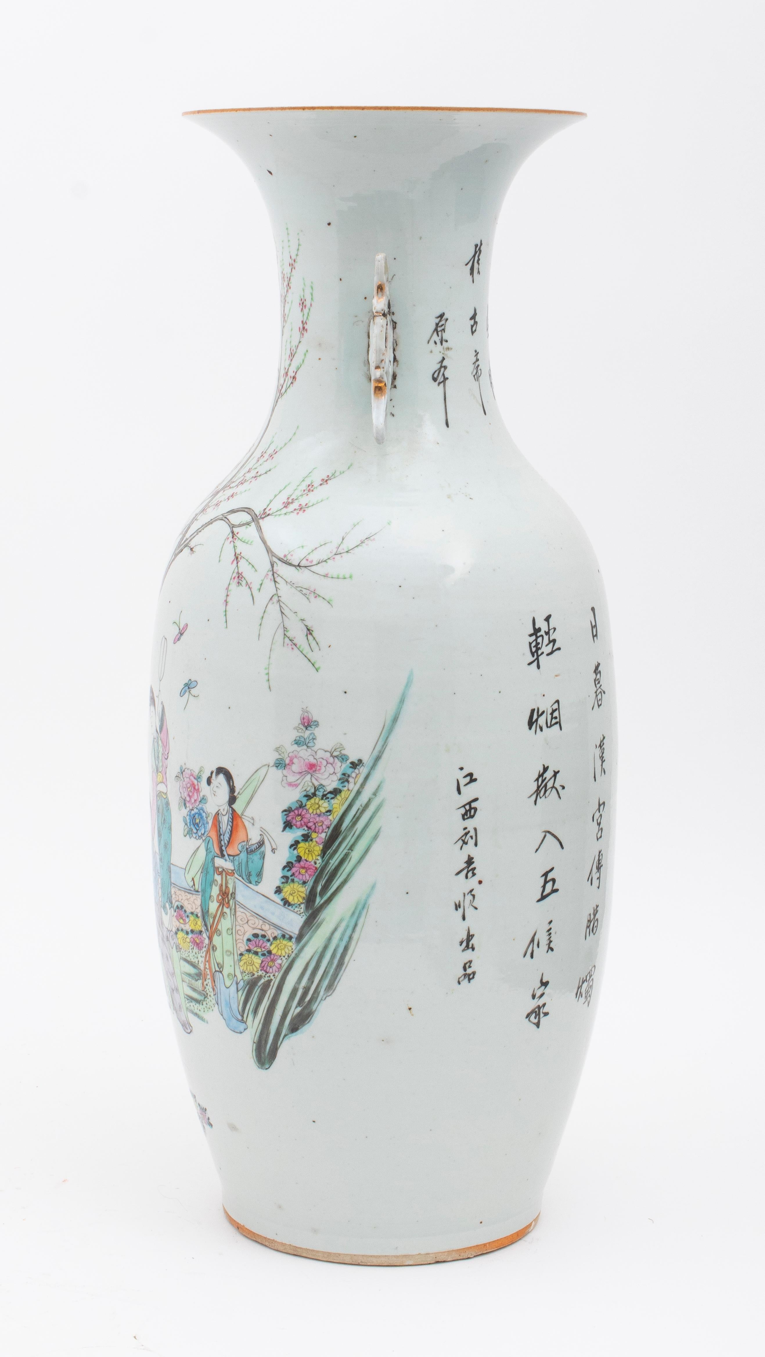 Exportation chinoise Vase balustre en porcelaine de la famille rose chinoise en vente