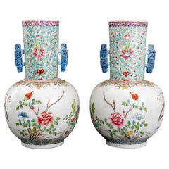 Paire de vases bouteilles chinois en porcelaine Famille Rose